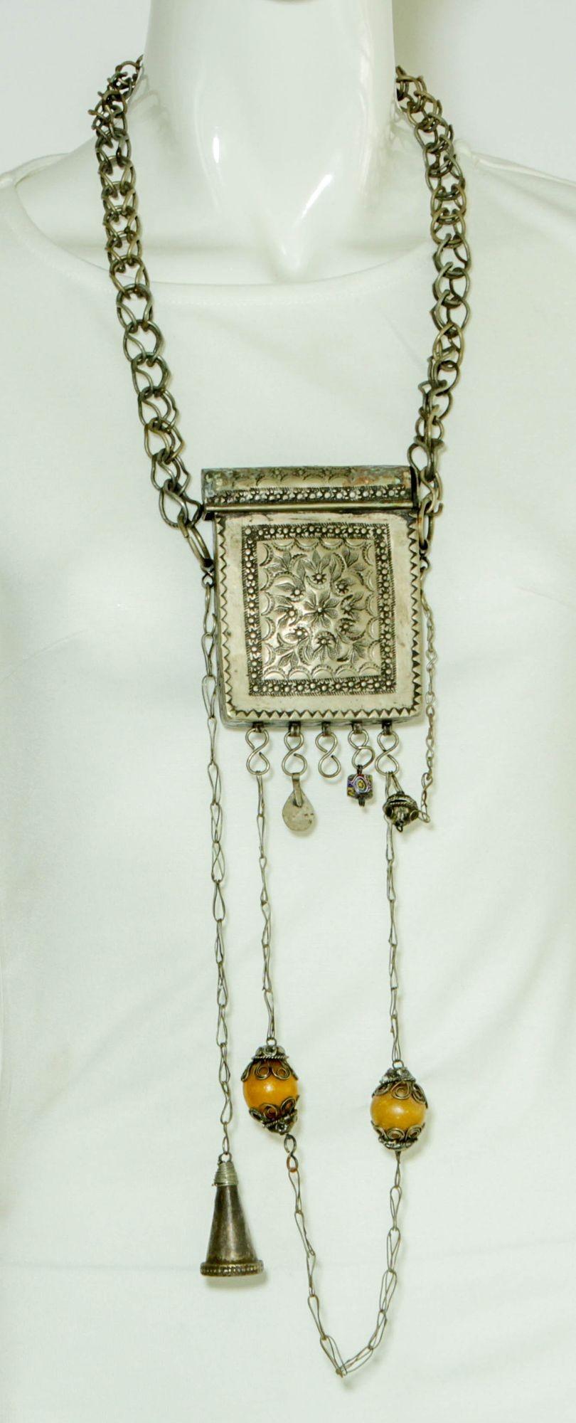 Antiguo Talismán Étnico Marroquí Caja Porta Amuletos de Plata en venta 5