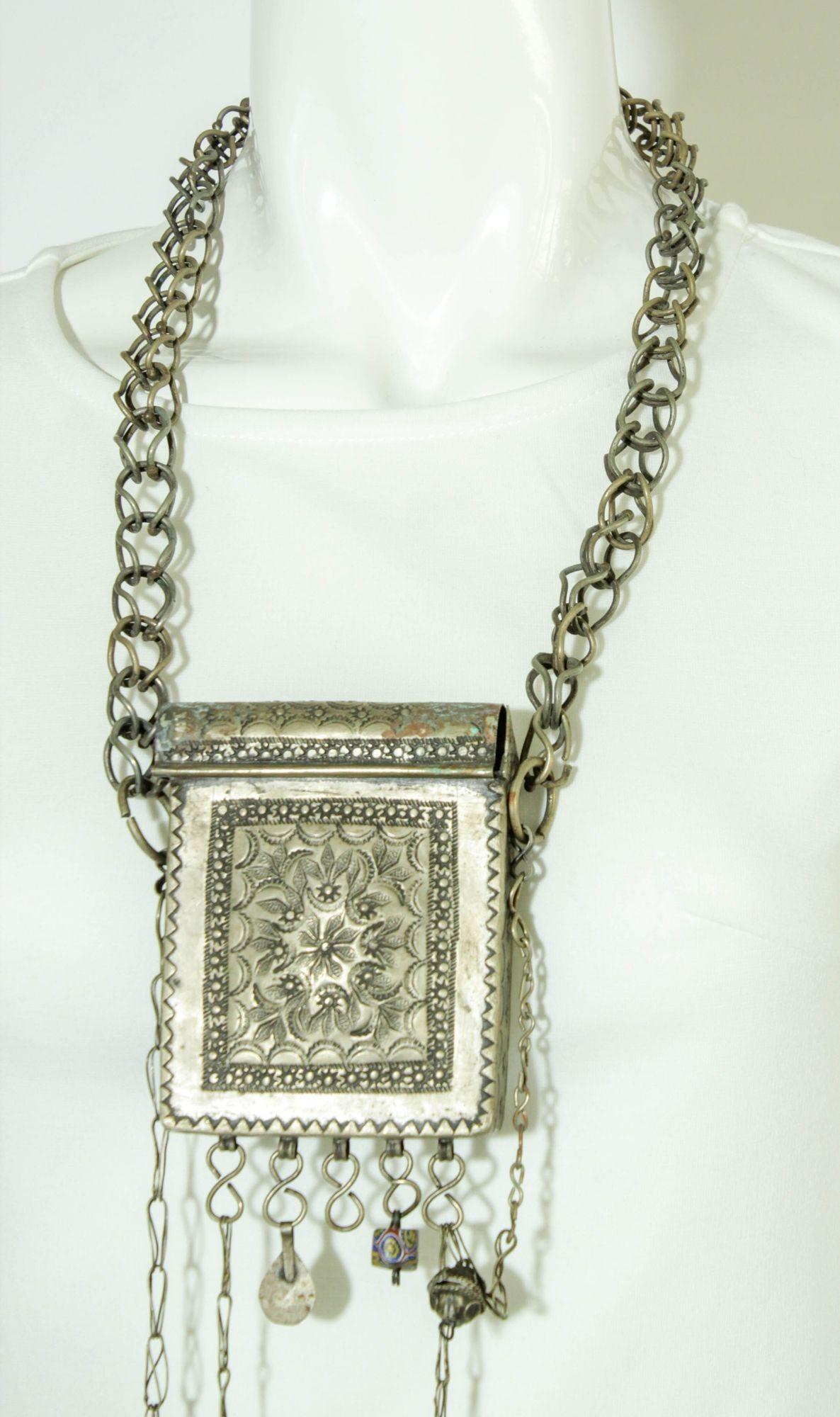 Antiguo talismán marroquí con pergamino del Corán Caja porta amuletos de metal repujado plateado.
Gran colgante talismán étnico tribal bereber con una preciosa pátina original, un raro collar amuleto de gran tamaño probablemente de
