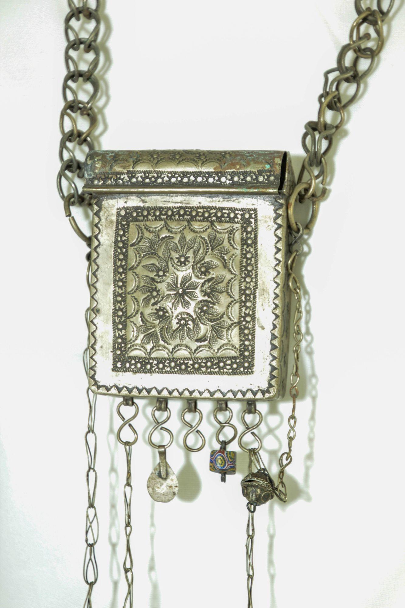 Antiguo Talismán Étnico Marroquí Caja Porta Amuletos de Plata Grabado en venta