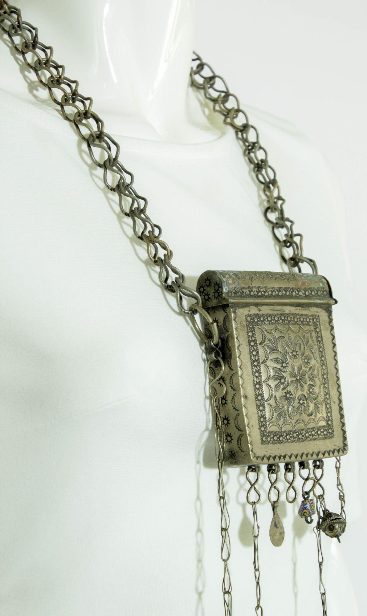 Antiguo Talismán Étnico Marroquí Caja Porta Amuletos de Plata siglo XX en venta