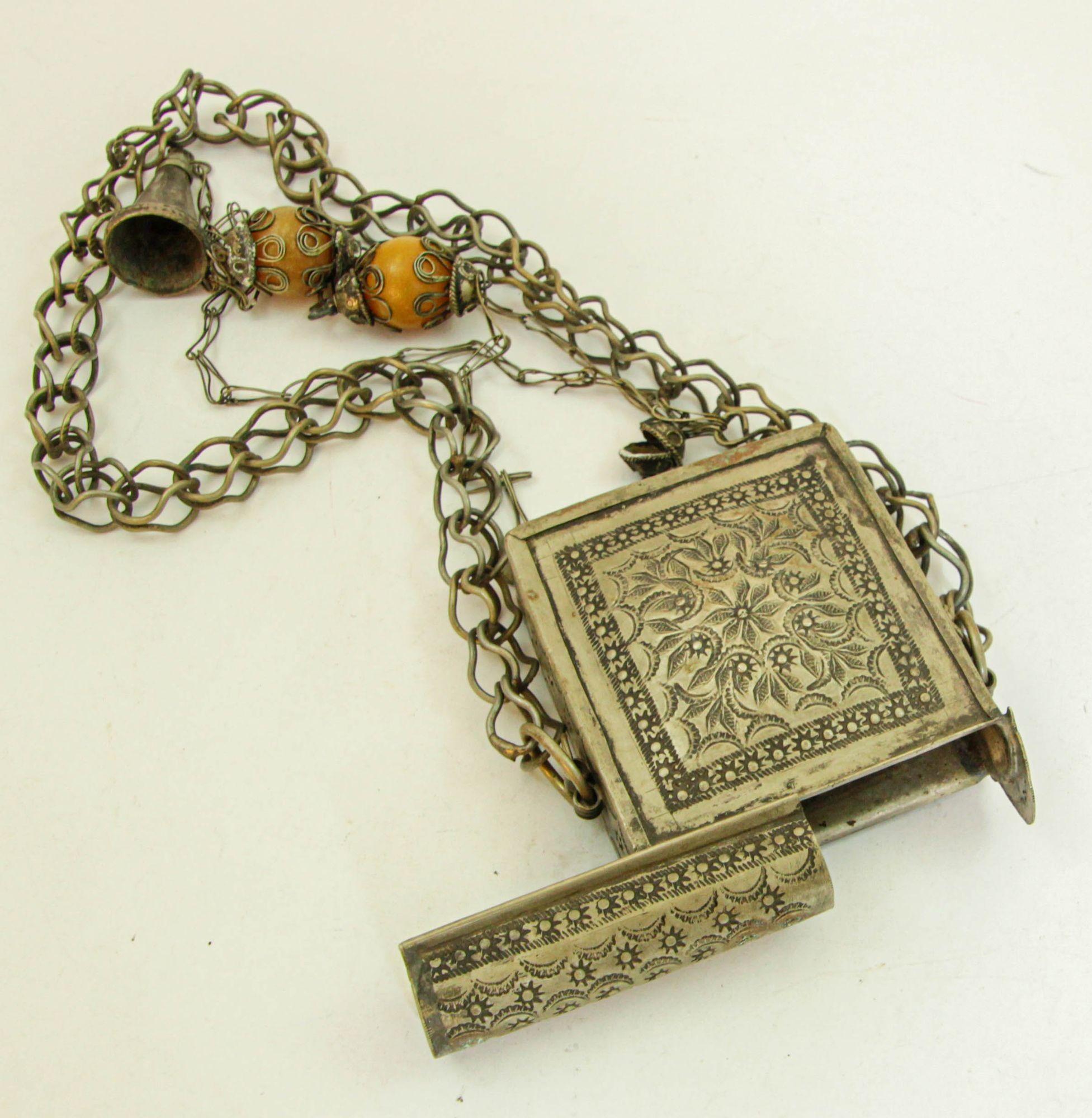 Antiguo Talismán Étnico Marroquí Caja Porta Amuletos de Plata en venta 2