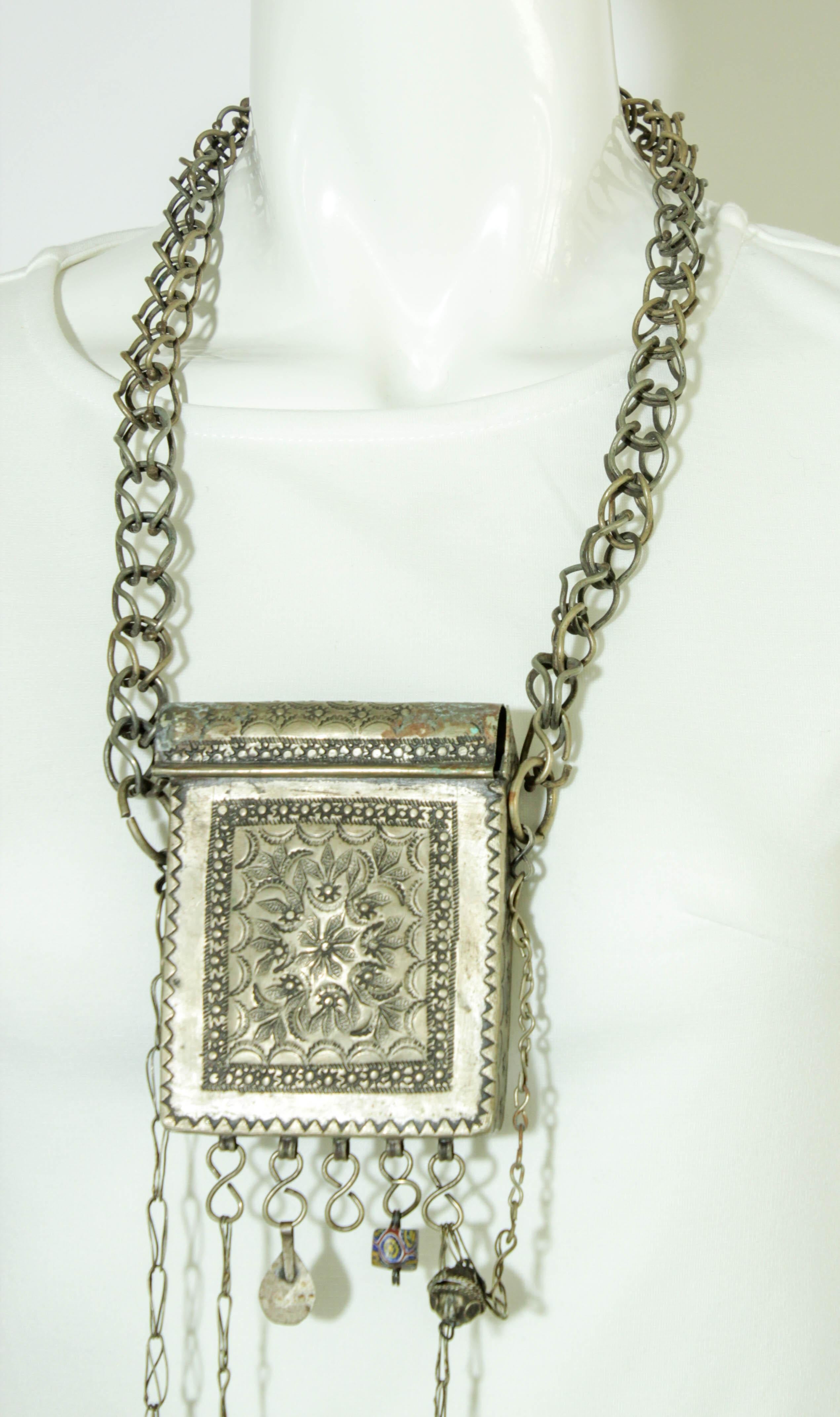 Antiguo Talismán Étnico Marroquí Caja Porta Amuletos de Plata en venta 1