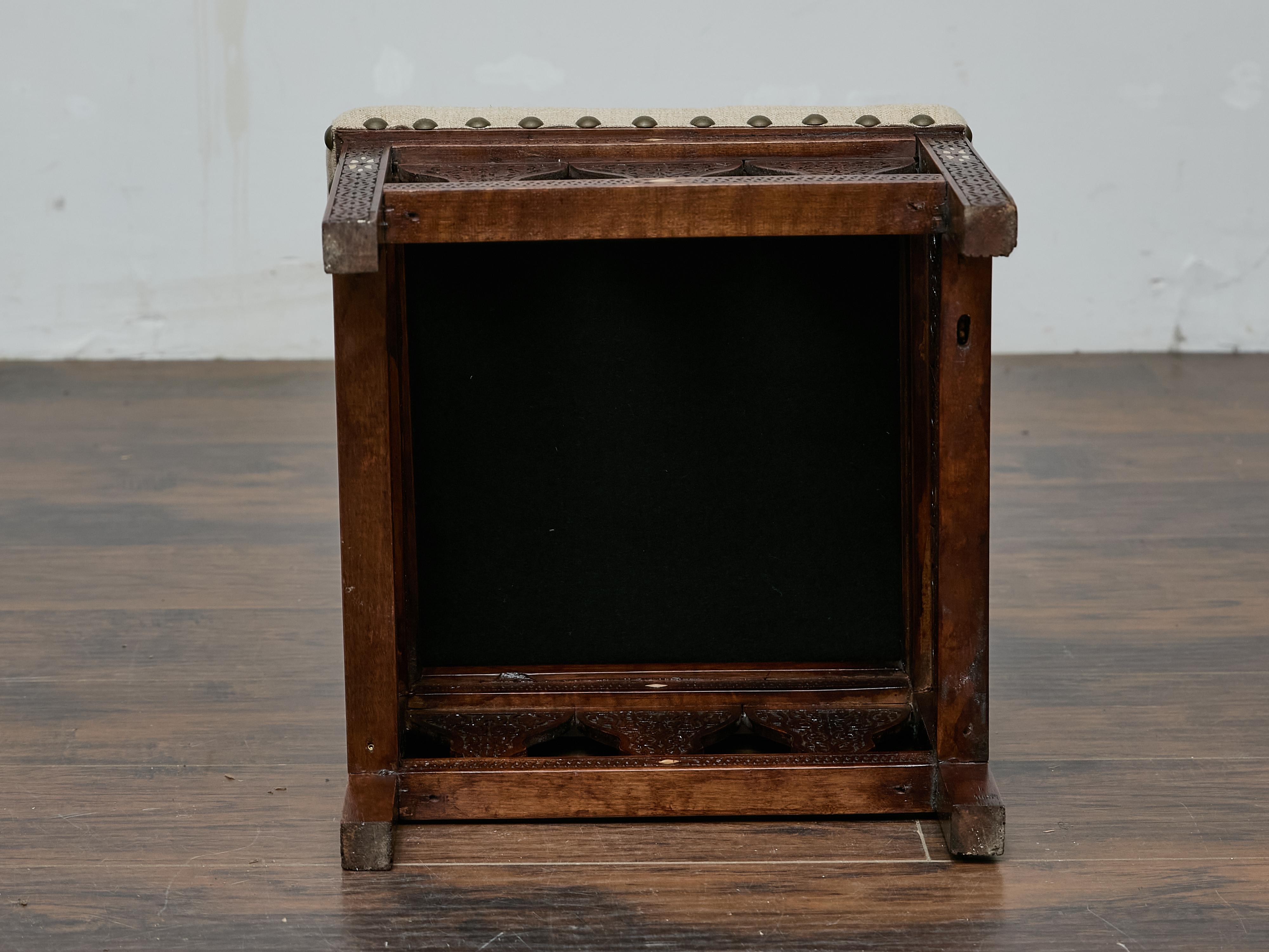 Tabouret marocain ancien sculpté à la main avec revêtement en lin personnalisé, vers 1900 en vente 3