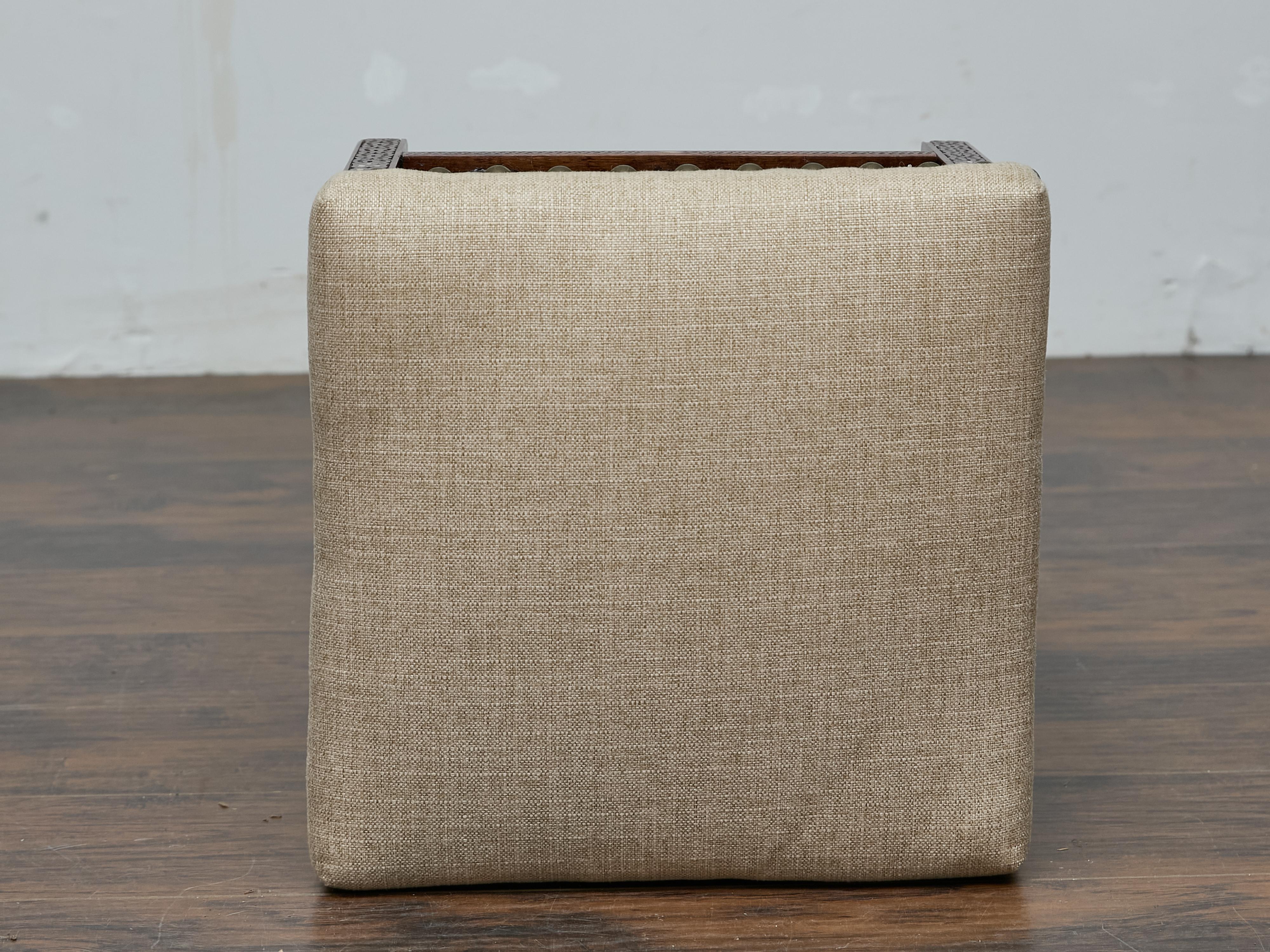 Tabouret marocain ancien sculpté à la main avec revêtement en lin personnalisé, vers 1900 en vente 4
