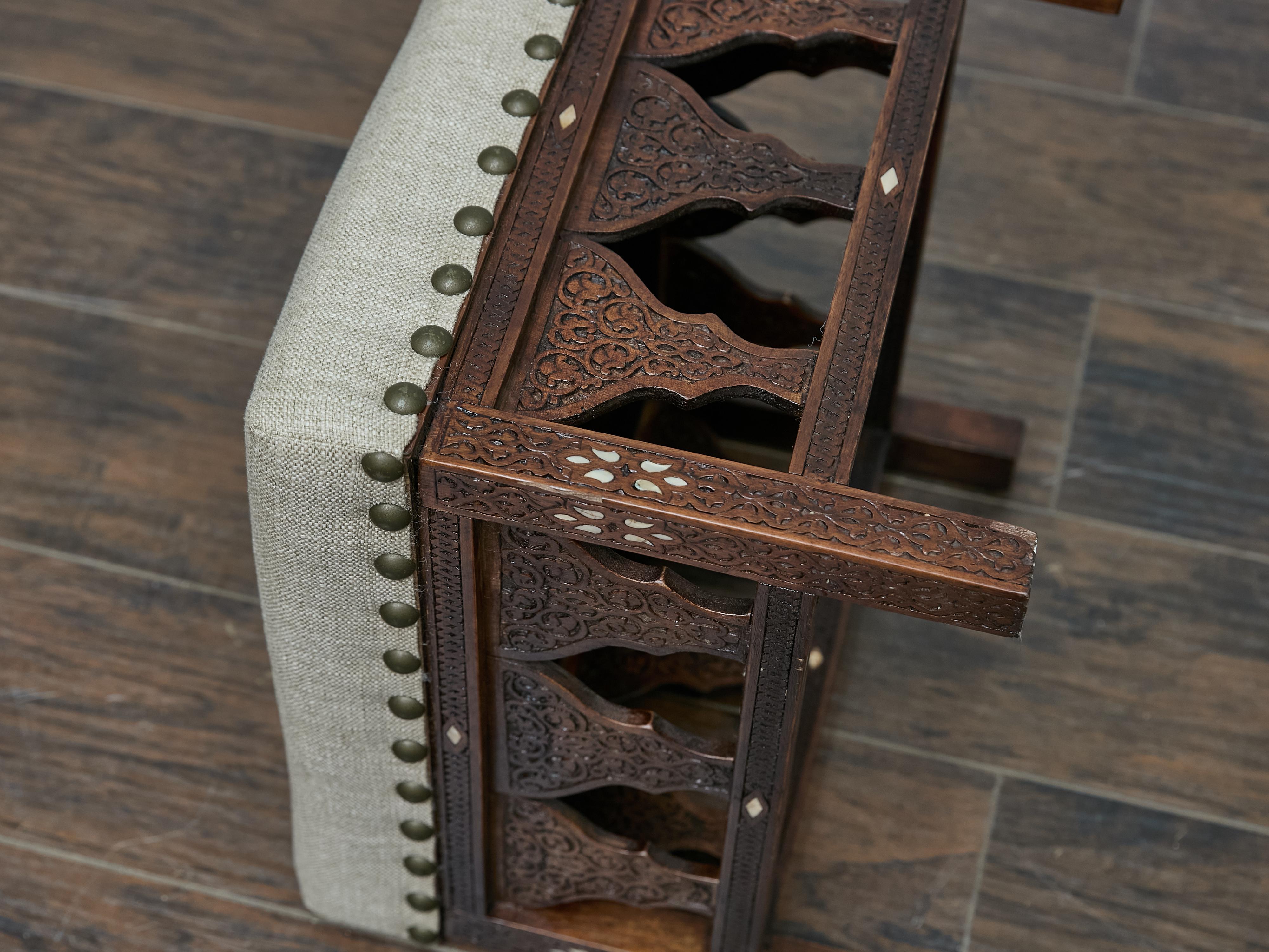 Tabouret marocain ancien sculpté à la main avec revêtement en lin personnalisé, vers 1900 en vente 7