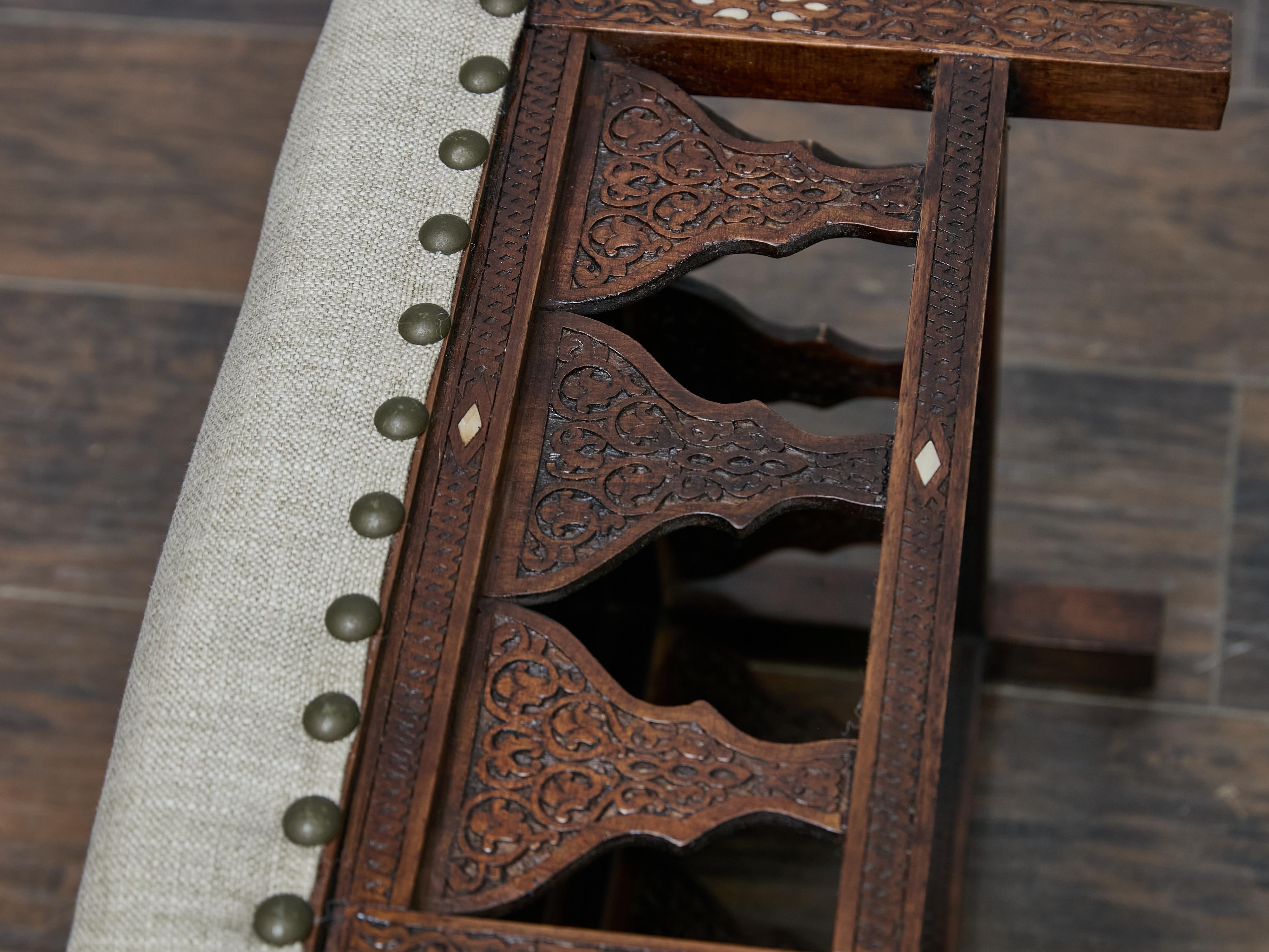 Tabouret marocain ancien sculpté à la main avec revêtement en lin personnalisé, vers 1900 en vente 8