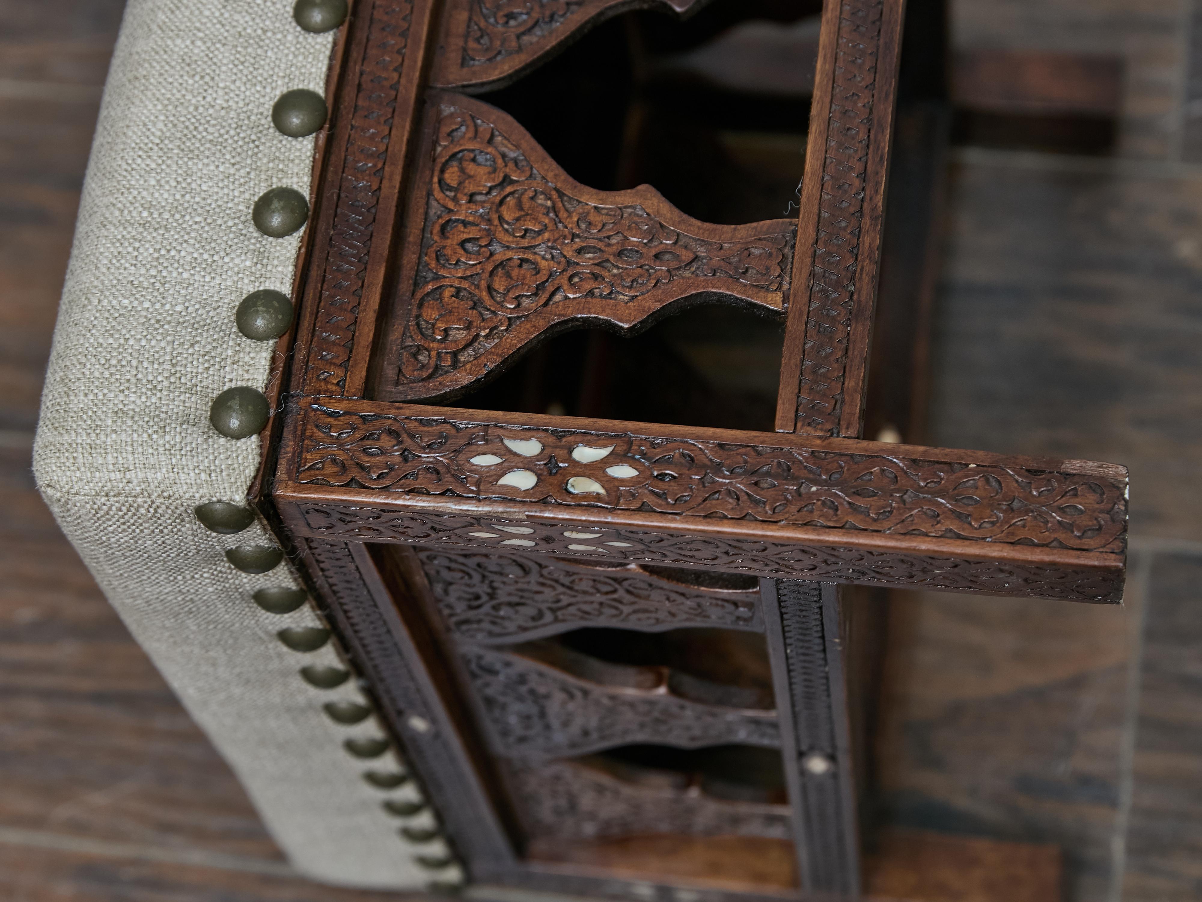 Tabouret marocain ancien sculpté à la main avec revêtement en lin personnalisé, vers 1900 en vente 9