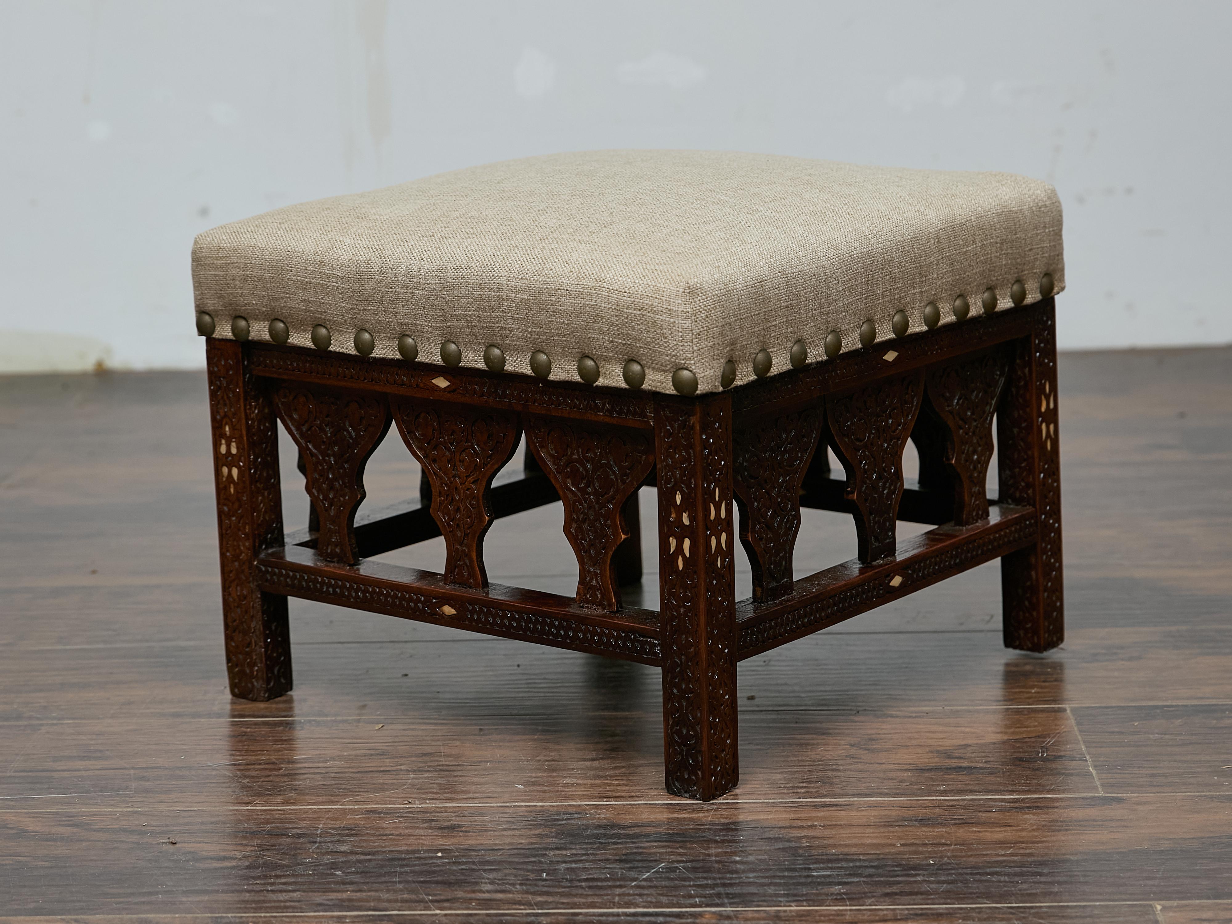 Marocain Tabouret marocain ancien sculpté à la main avec revêtement en lin personnalisé, vers 1900 en vente