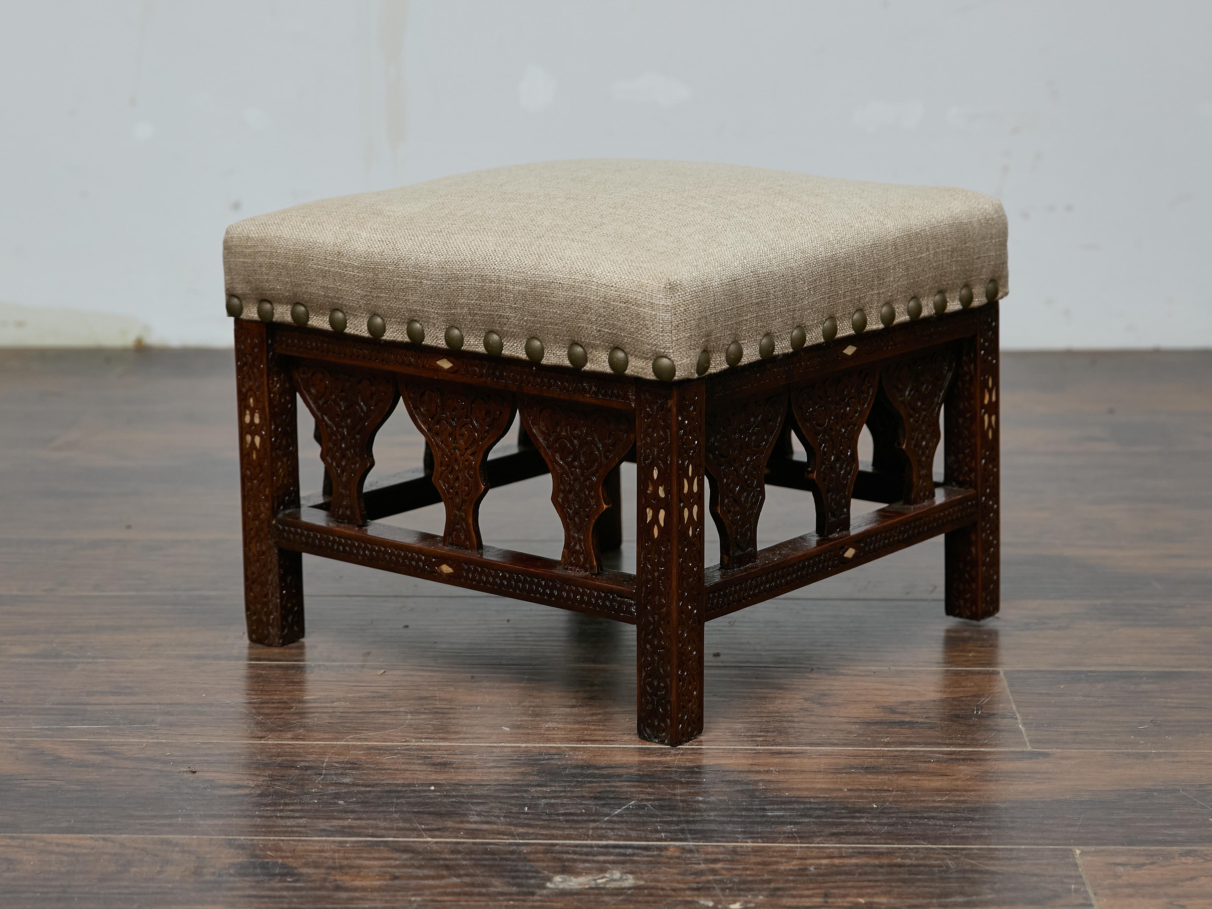 Sculpté à la main Tabouret marocain ancien sculpté à la main avec revêtement en lin personnalisé, vers 1900 en vente