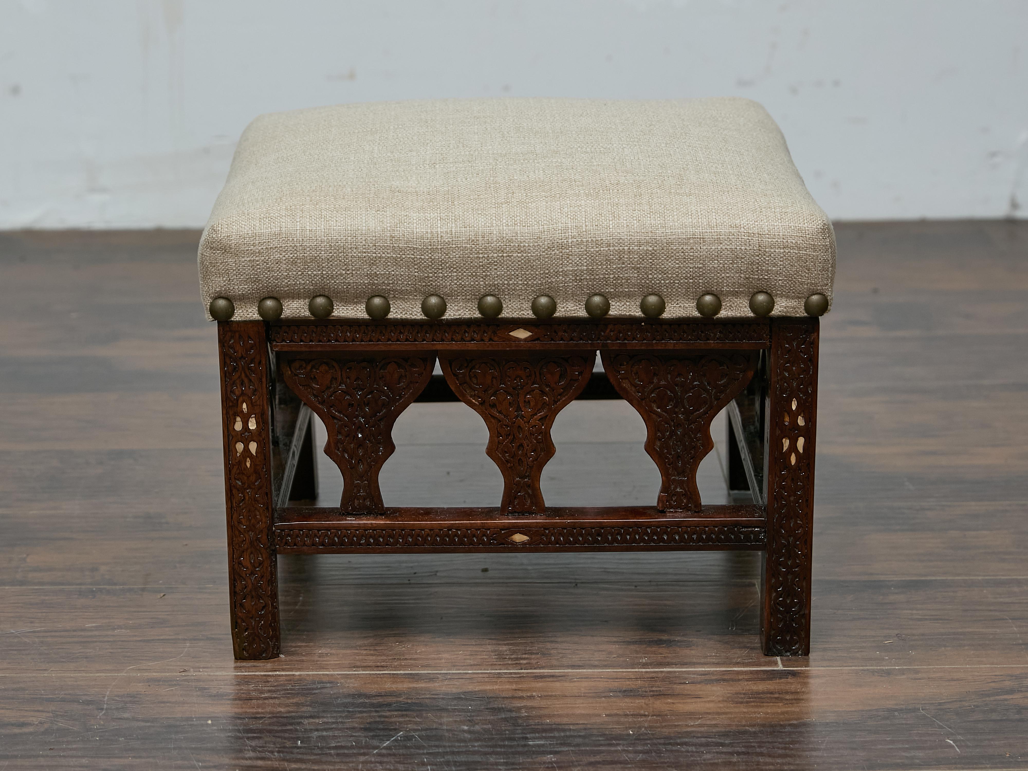 Tabouret marocain ancien sculpté à la main avec revêtement en lin personnalisé, vers 1900 Bon état - En vente à Atlanta, GA
