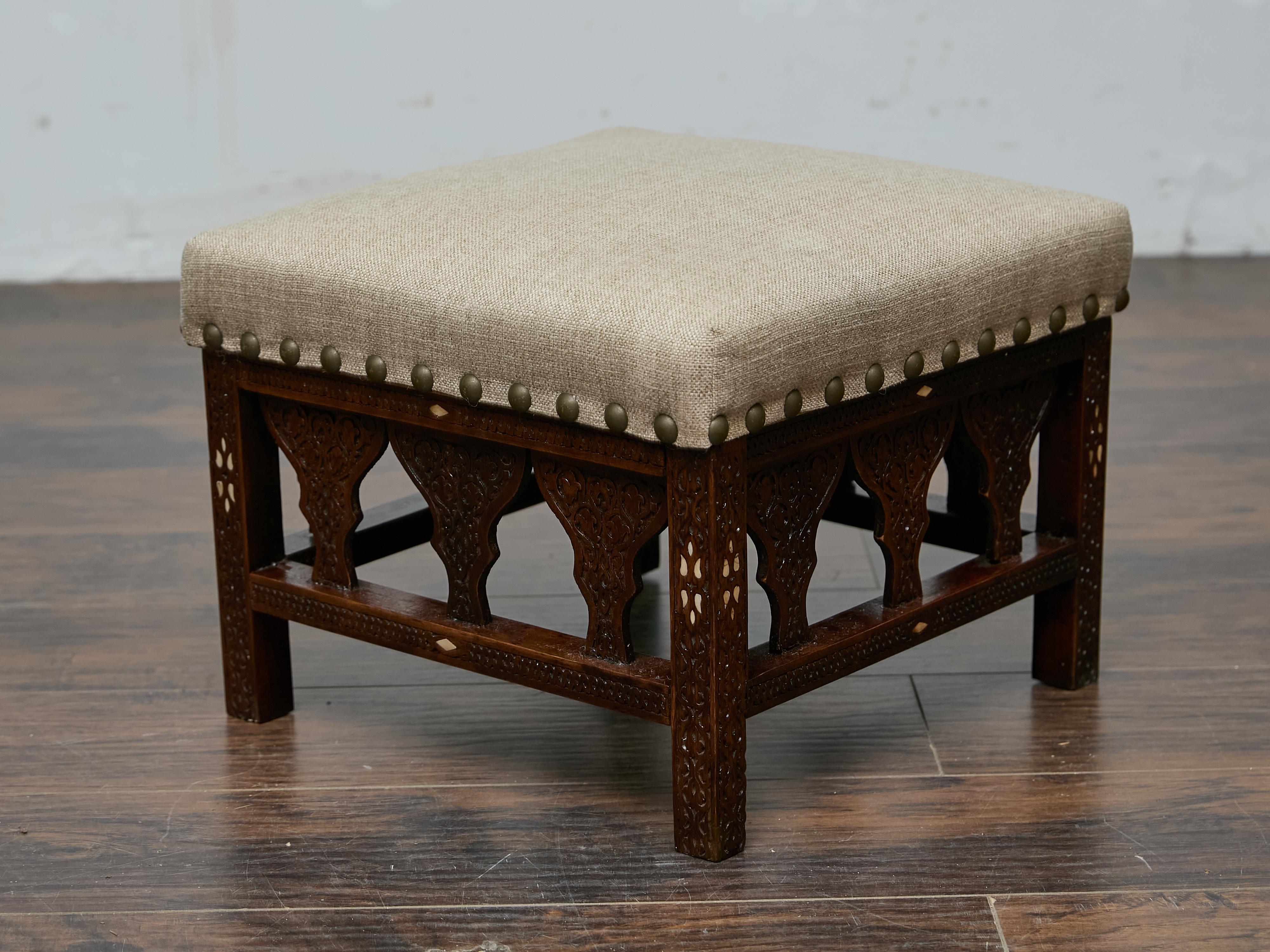 Tabouret marocain ancien sculpté à la main avec revêtement en lin personnalisé, vers 1900 en vente 1