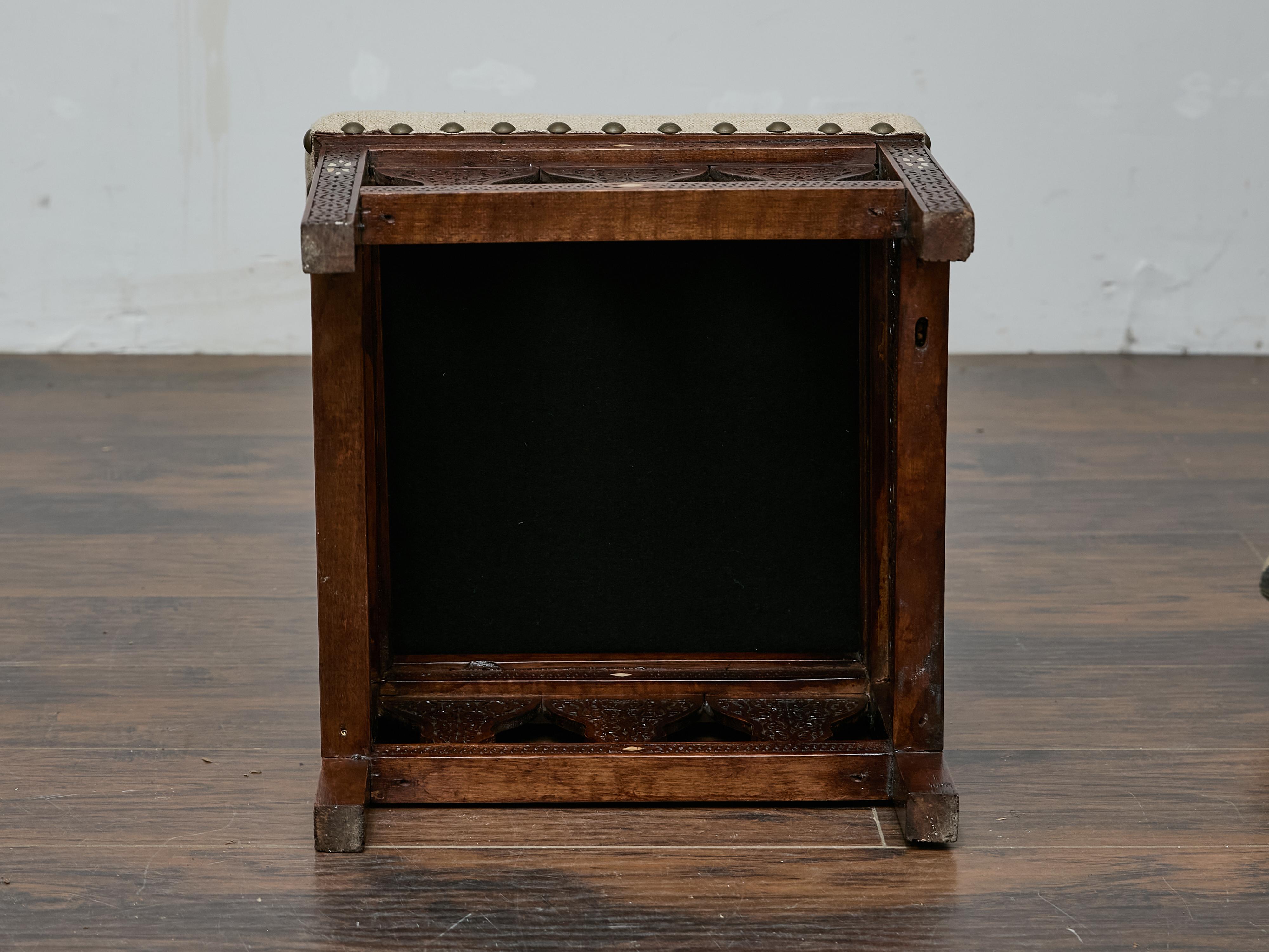 Tabouret marocain ancien sculpté à la main avec revêtement en lin personnalisé, vers 1900 en vente 2