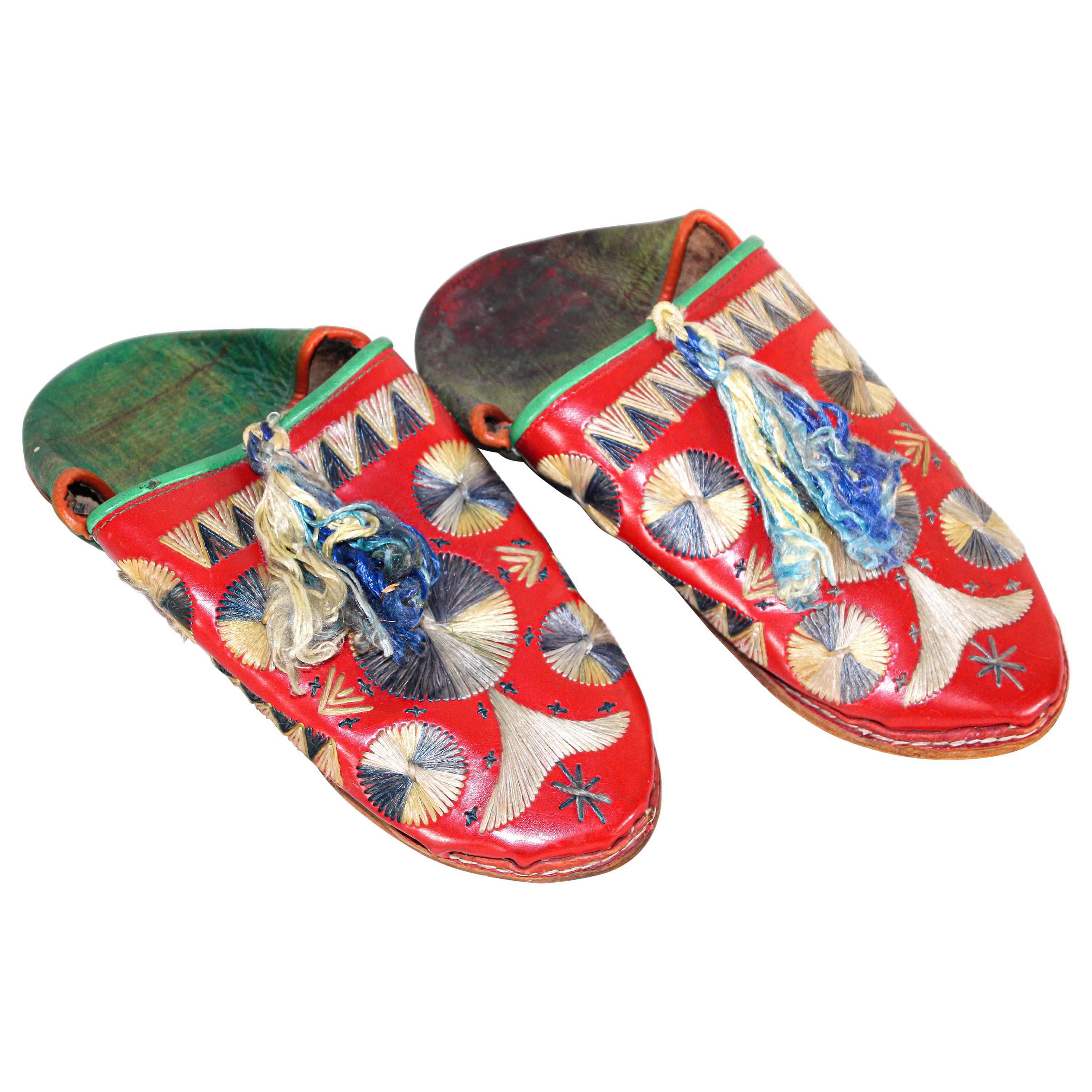 Antiguos zapatos babuchas marroquíes de cuero bereber labrado a mano