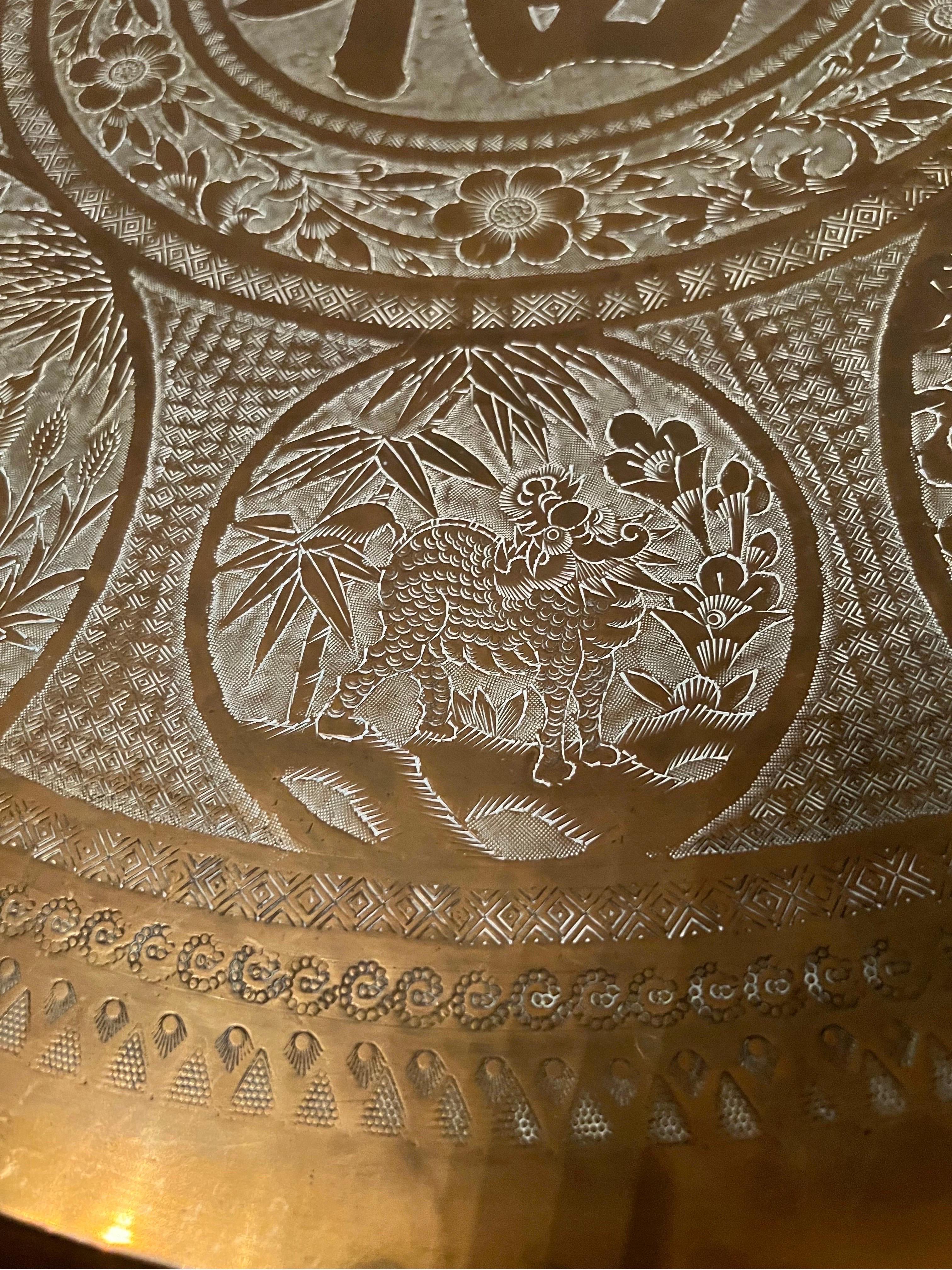 Antiker marokkanischer handgefertigter Tabletttisch aus Messing mit klappbarem Sockel (Geprägt) im Angebot