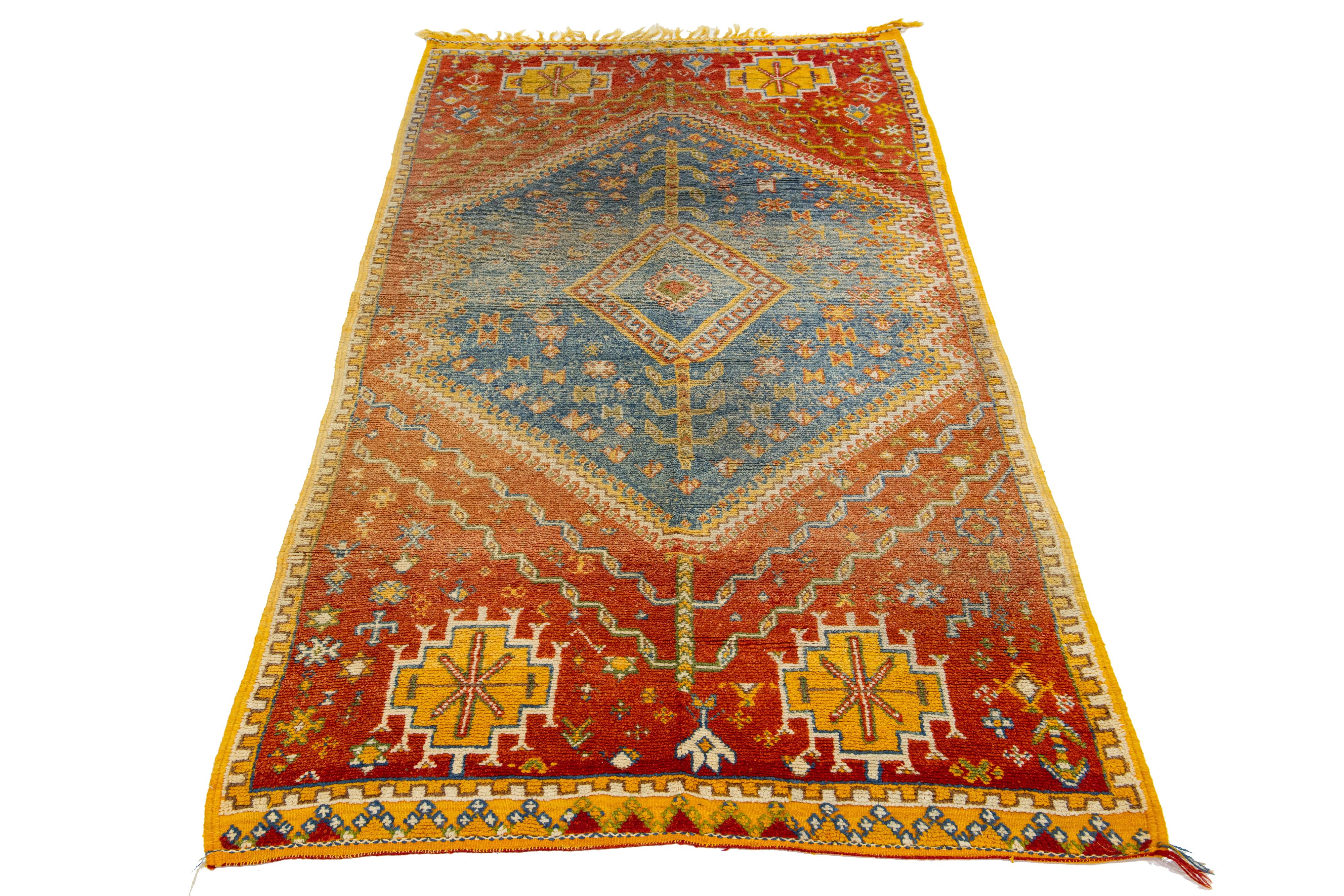 Magnifique tapis ancien en laine orange, noué à la main, de style persan marocain, avec un motif géométrique en forme de médaillon. Cette pièce présente des détails raffinés, de belles couleurs et un design magnifique.

Ce tapis mesure 4'7