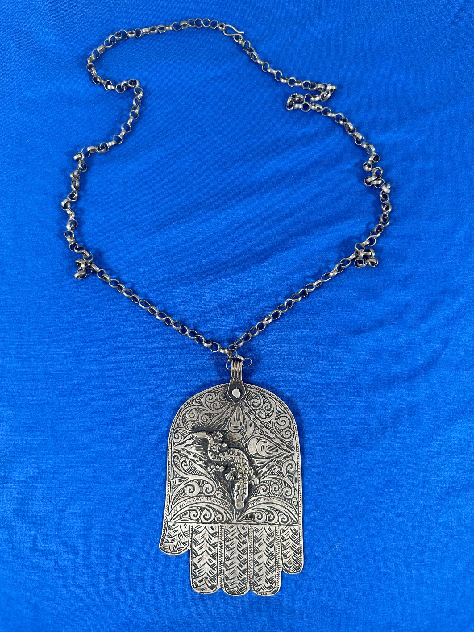 Antique Moroccan Handmade Silver Hamsa with Lizard Symbol – 1880 For Sale 2
