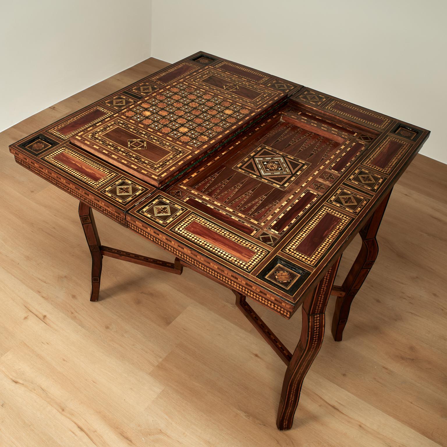 Ancienne console de jeu marocaine marquetée en vente 8
