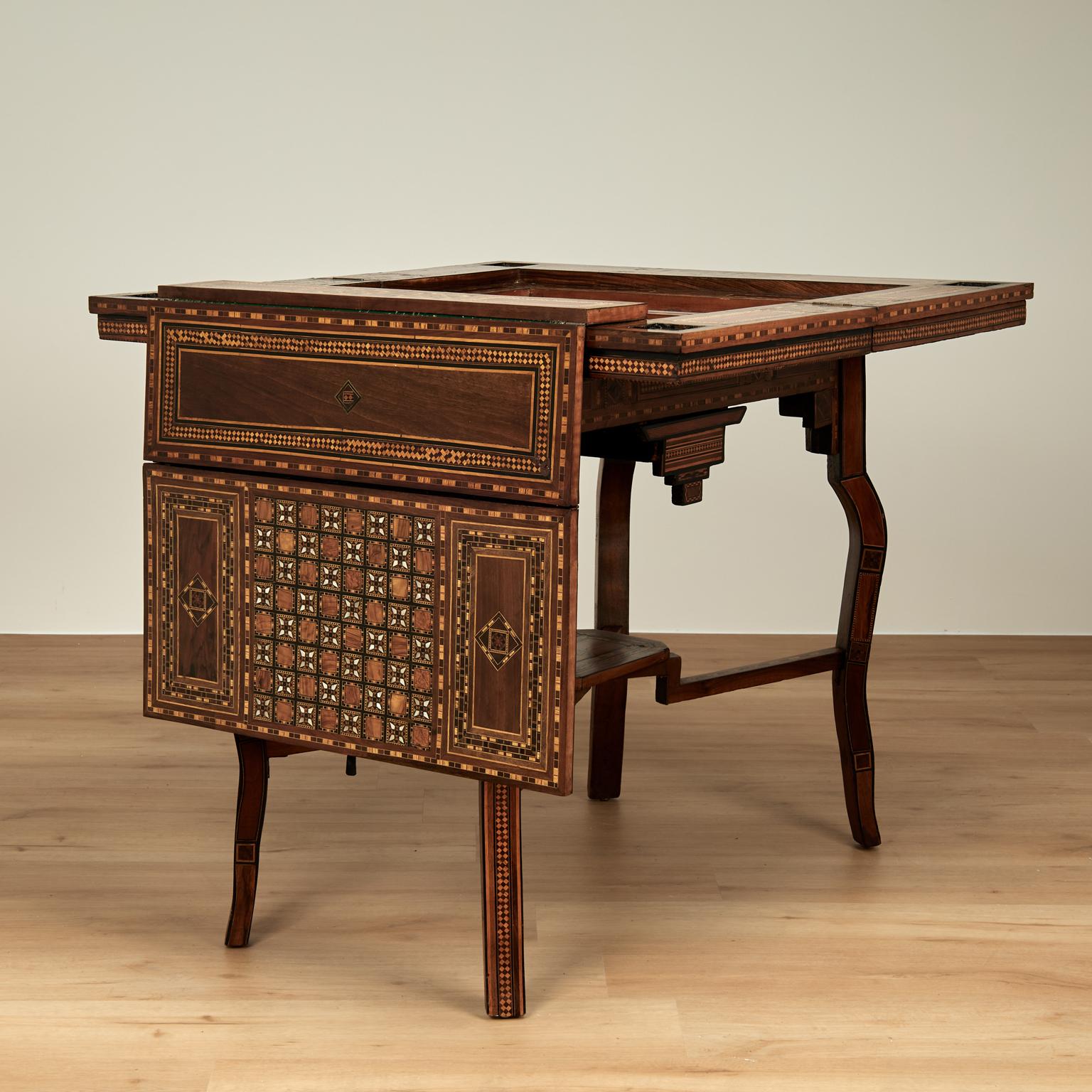 Mauresque Ancienne console de jeu marocaine marquetée en vente