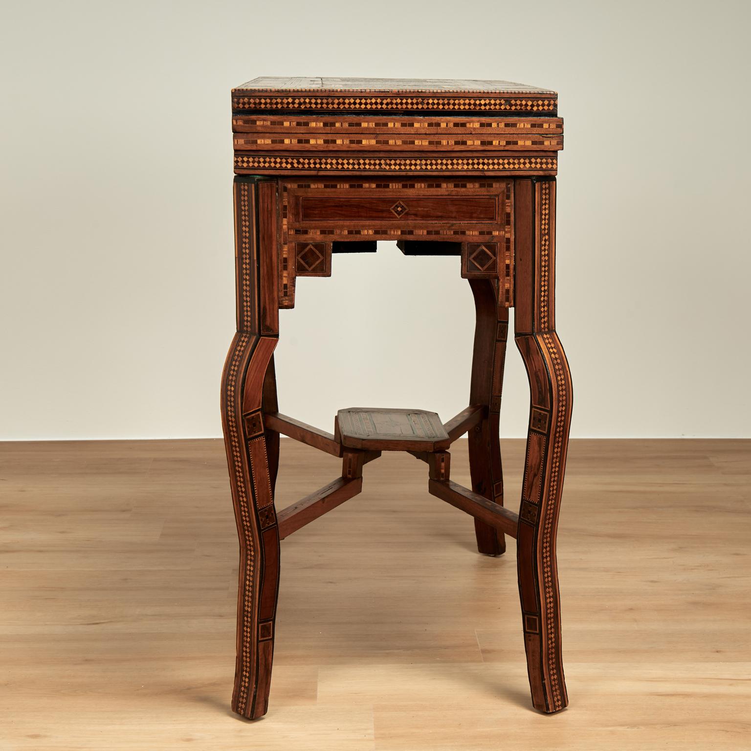 Marocain Ancienne console de jeu marocaine marquetée en vente