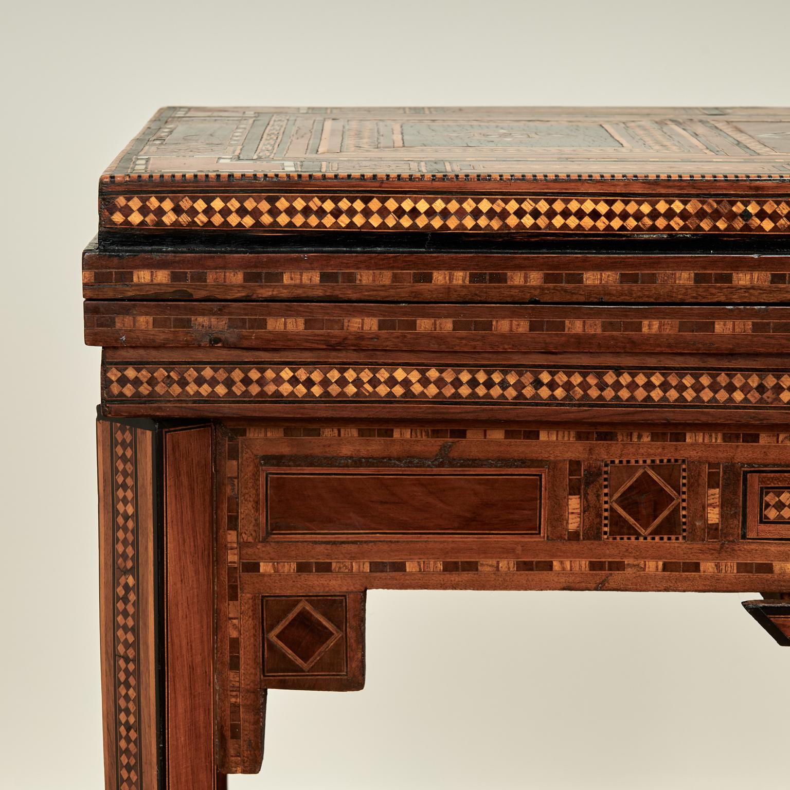 Ancienne console de jeu marocaine marquetée Bon état - En vente à Palm Beach, FL