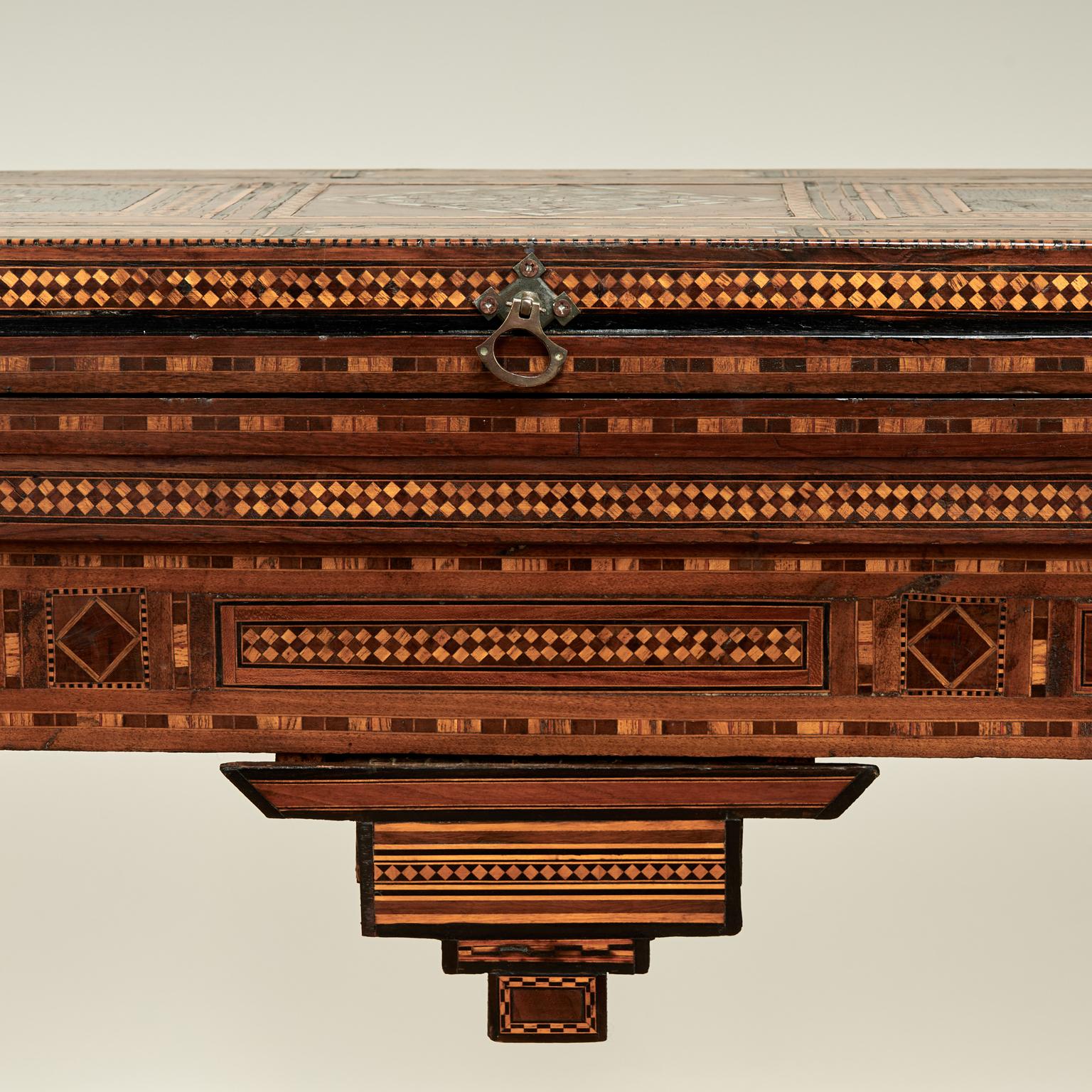 20ième siècle Ancienne console de jeu marocaine marquetée en vente