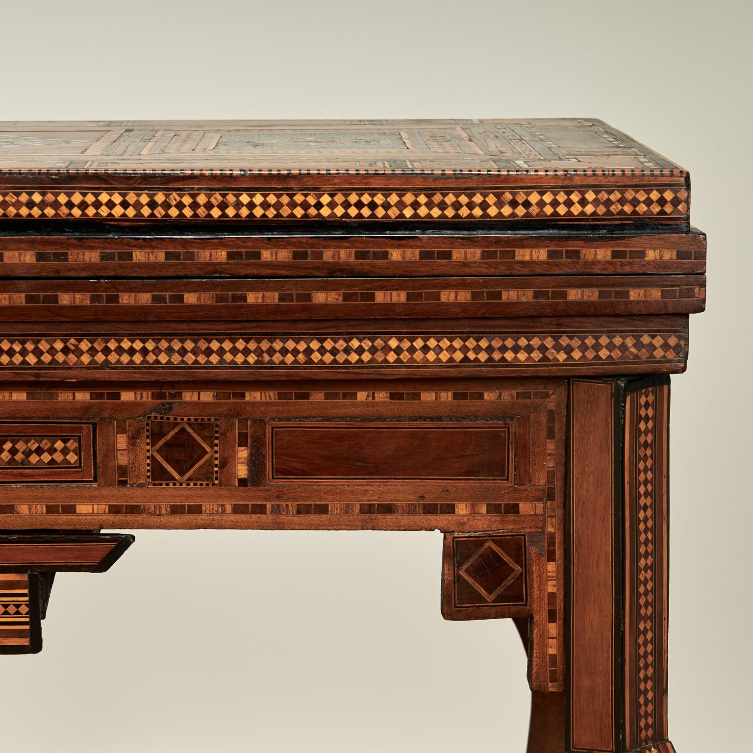 Nacre Ancienne console de jeu marocaine marquetée en vente