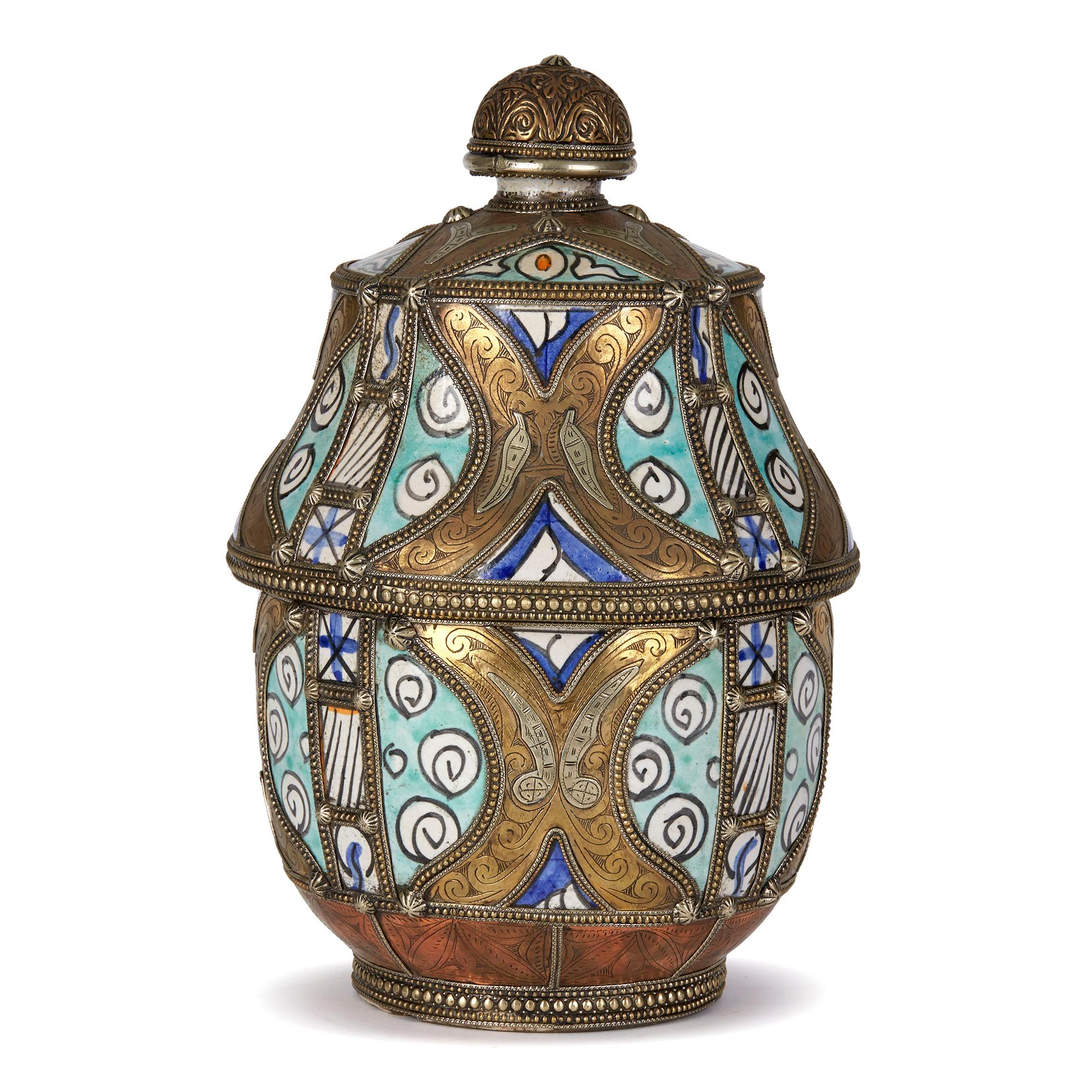 Antique Moroccan Jobbana Ceramic Lidded Butter Pot In Good Condition For Sale In Bishop's Stortford, Hertfordshire