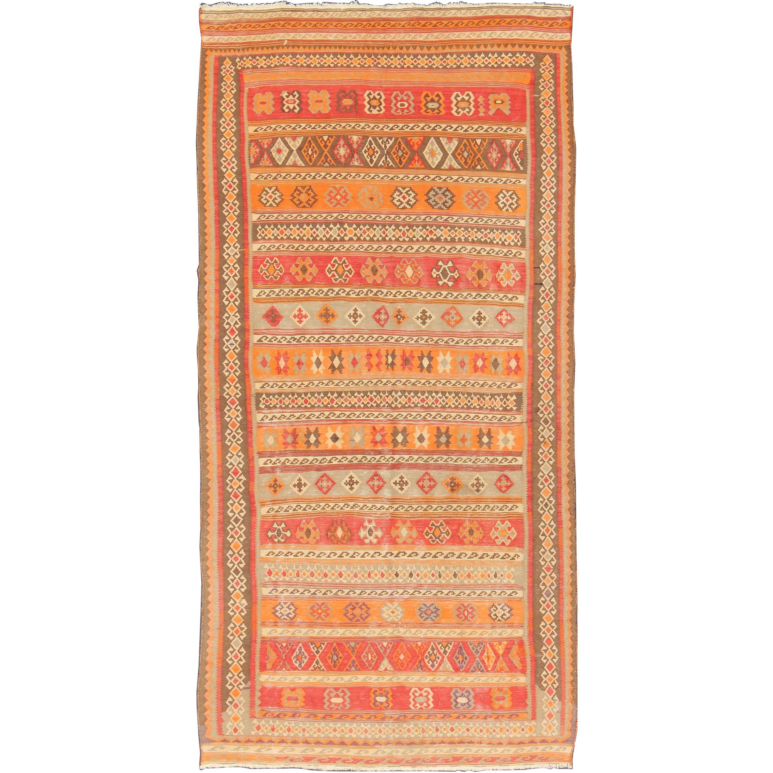 Kilim marocain ancien avec broderie rouge, orange, gris et marron