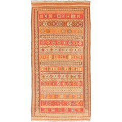 Kilim marocain ancien avec broderie rouge, orange, gris et marron