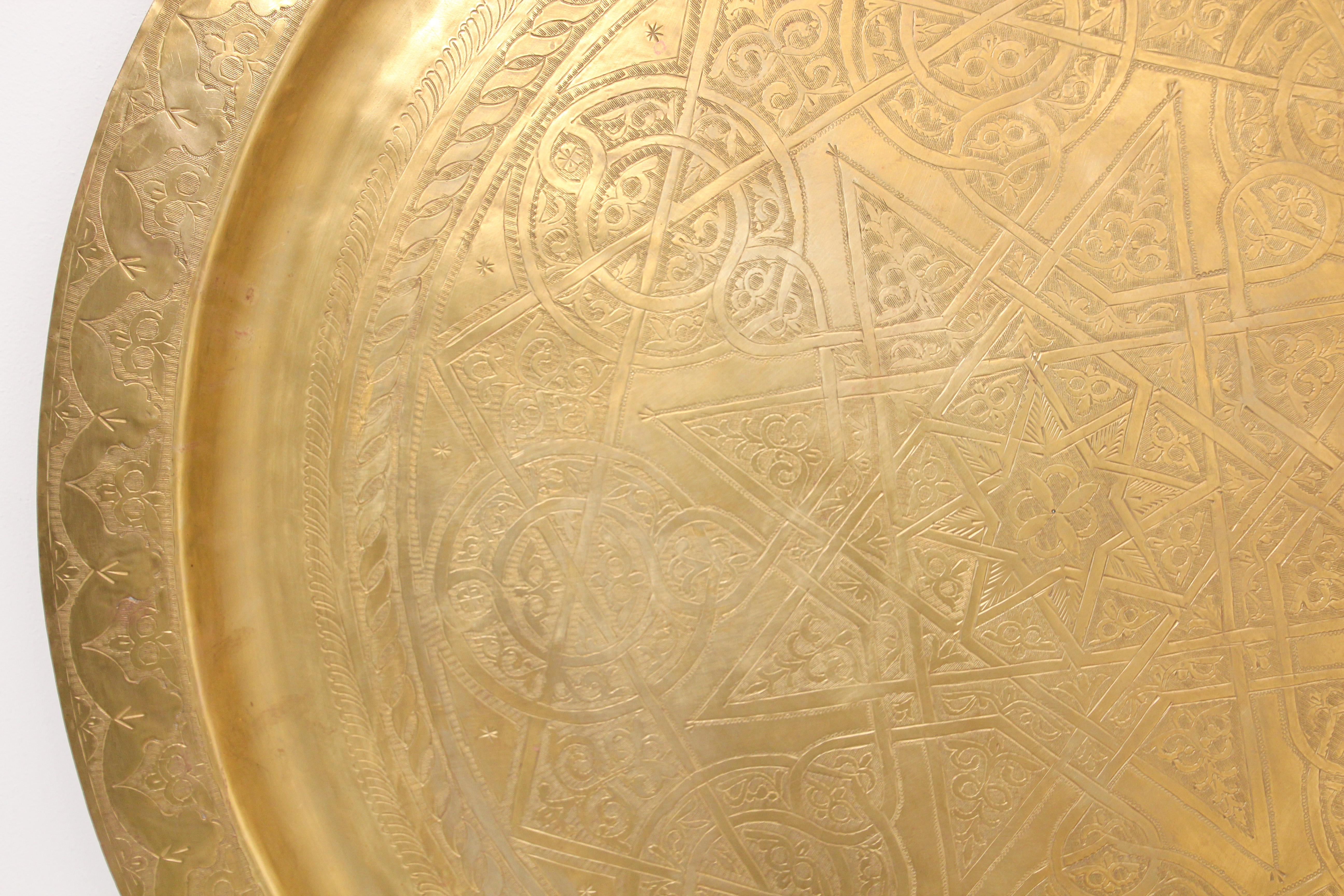 1940's Antique Moroccan Large Polished Round Brass Tray Platter 36 in. D. In Good Condition In North Hollywood, CA