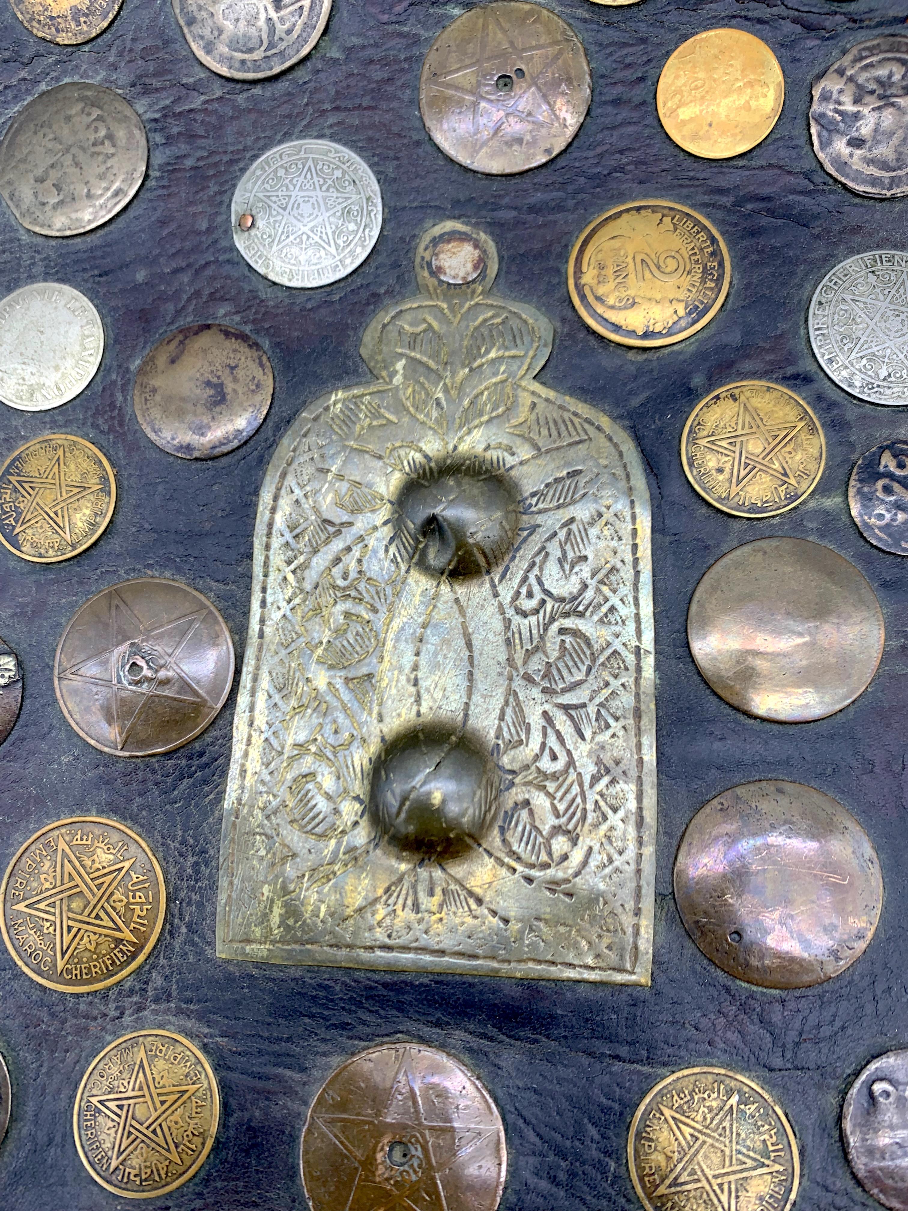 Antike marokkanische Ledertasche aus einer Familie von Wasserträgern im Zustand „Gut“ im Angebot in Munich, DE