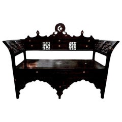 Ancien banc marocain de style mauresque/rabesque incrusté de nacre