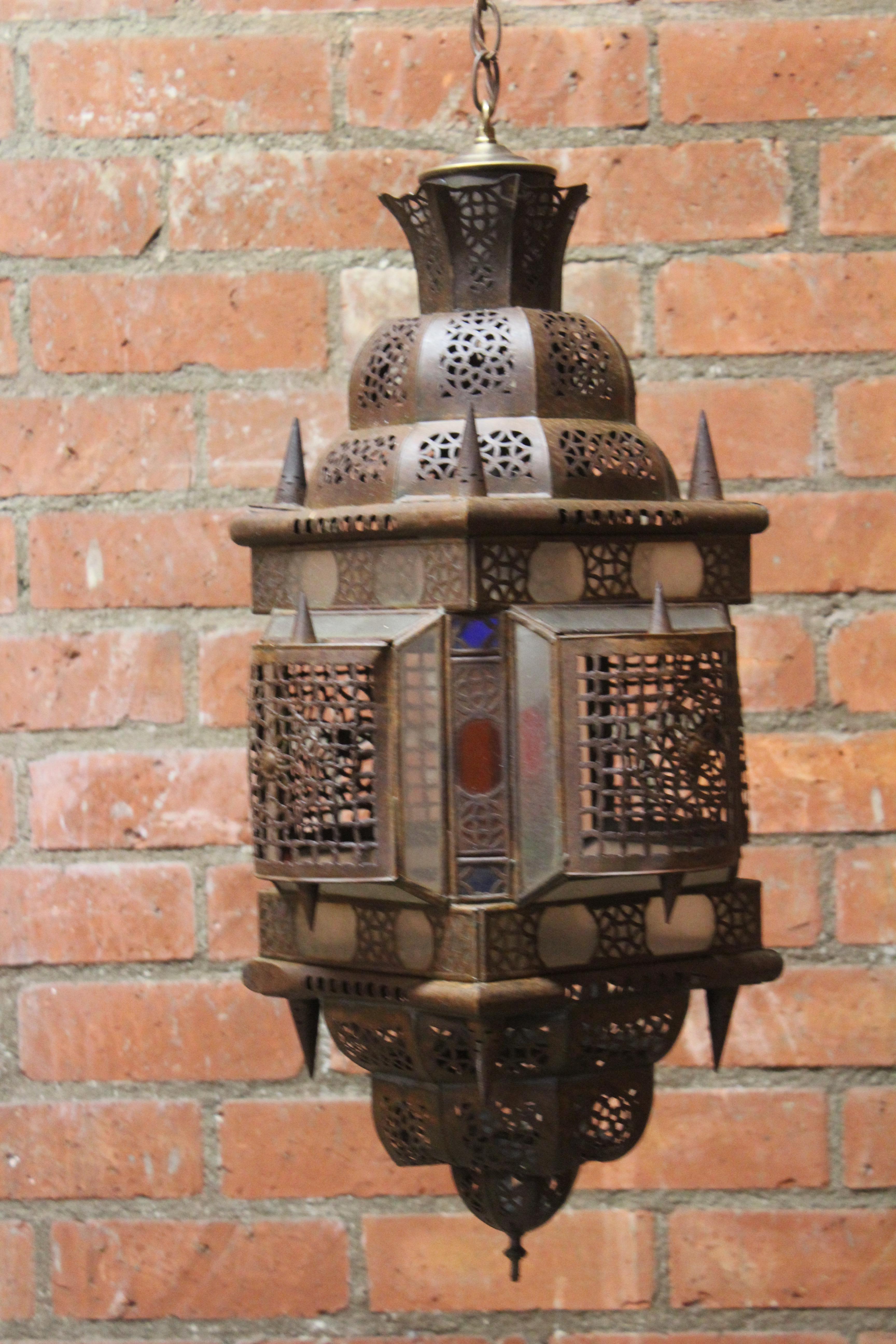 Début du 20ème siècle Lampe à suspension marocaine ancienne de style mauresque avec lanterne suspendue