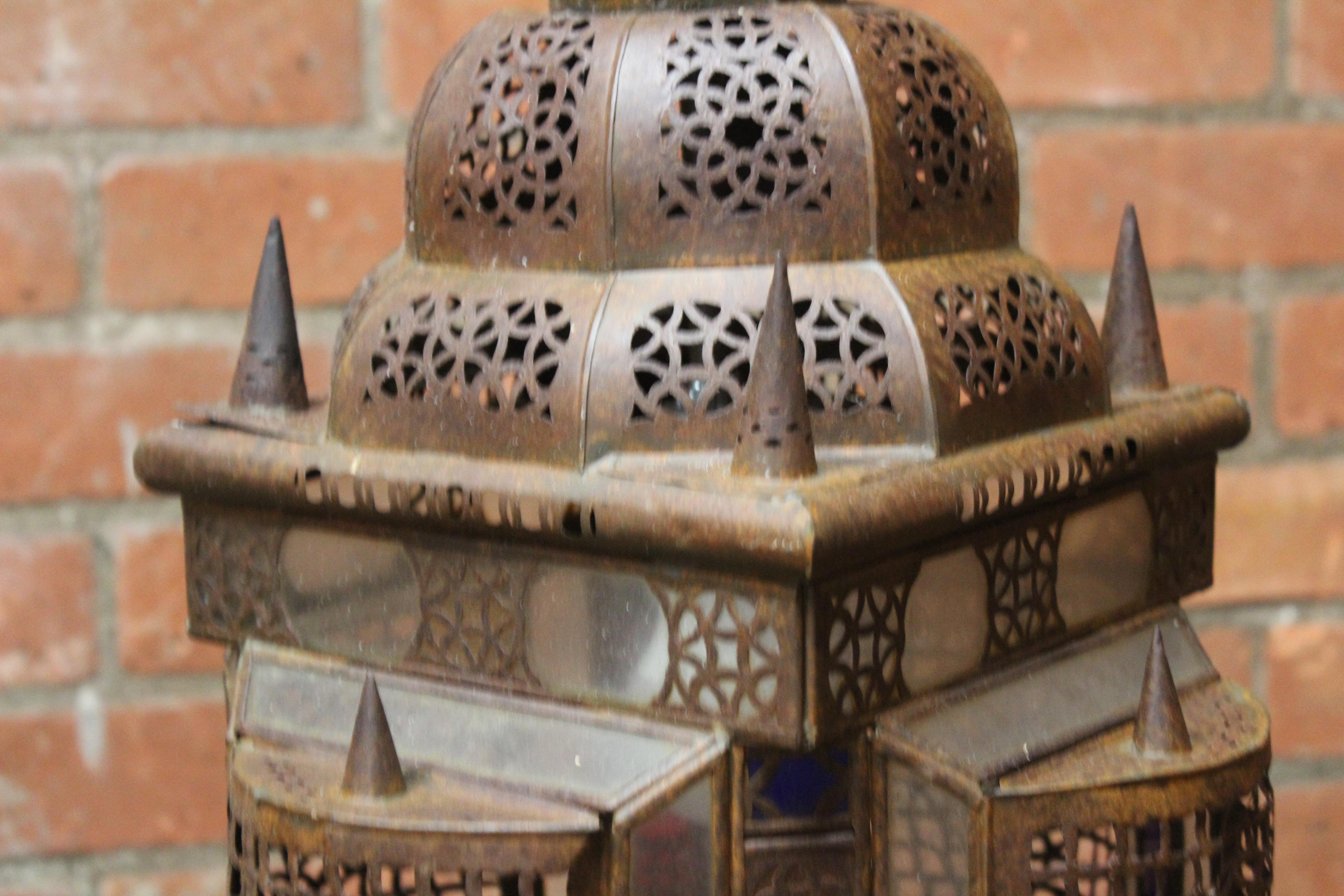 Lampe à suspension marocaine ancienne de style mauresque avec lanterne suspendue 1