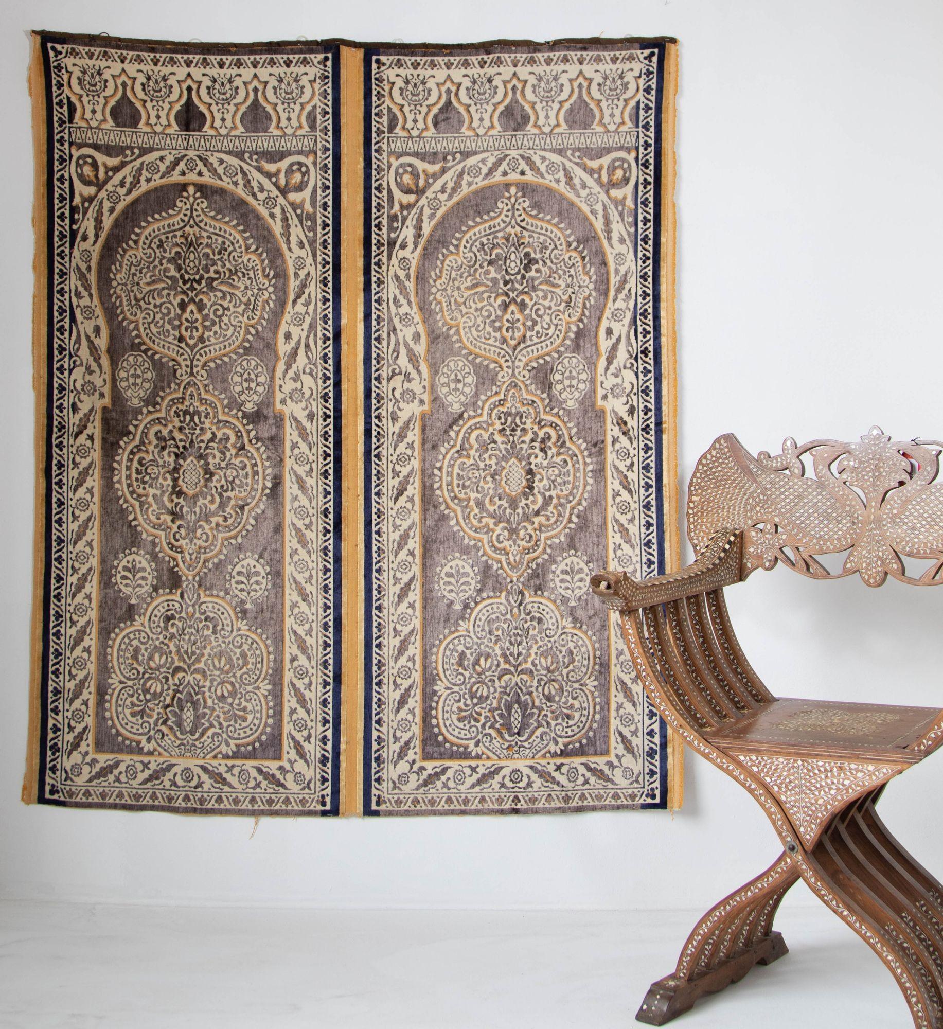 Antiker marokkanischer maurischer Seidentextil-Wandteppich Hiti Ottoman geleerte Seidensamtwandbespannung.
Schnittmuster aus Seidensamt, hellbraun, gelb, cremefarben und blau, das Paneel besteht aus zwei maurischen Bögen mit islamischen