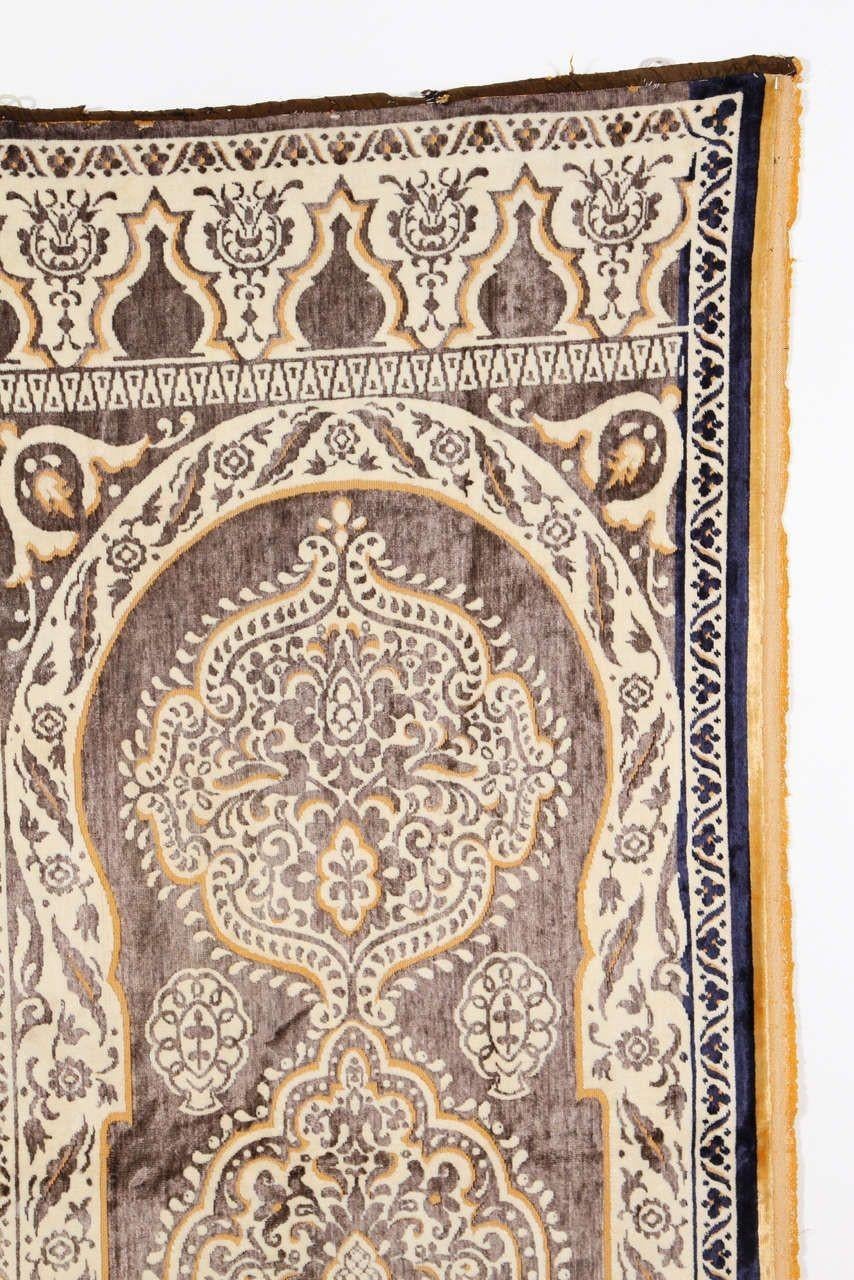 Antike marokkanische maurische Seide Textil Wandteppich Wandbehang Hiti
Ottomane geleert Seidensamt Wandverkleidung.
Schnittmuster aus Seidensamt, hellbraun, gelb, cremefarben und blau, das Paneel besteht aus zwei Bögen mit islamischen