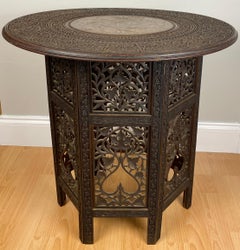 Mesa auxiliar antigua de estilo morisco marroquí tallada a mano
