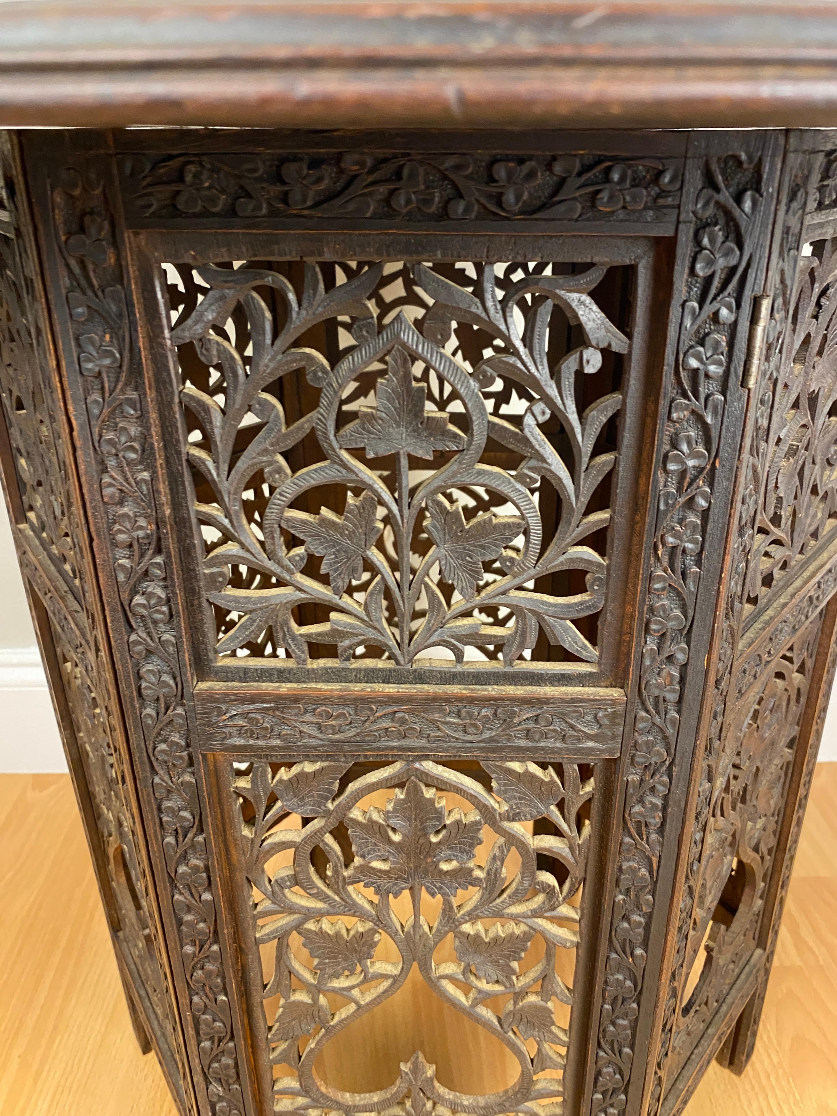 Bois de feuillus Ancienne table d'appoint marocaine de style mauresque sculptée à la main 
