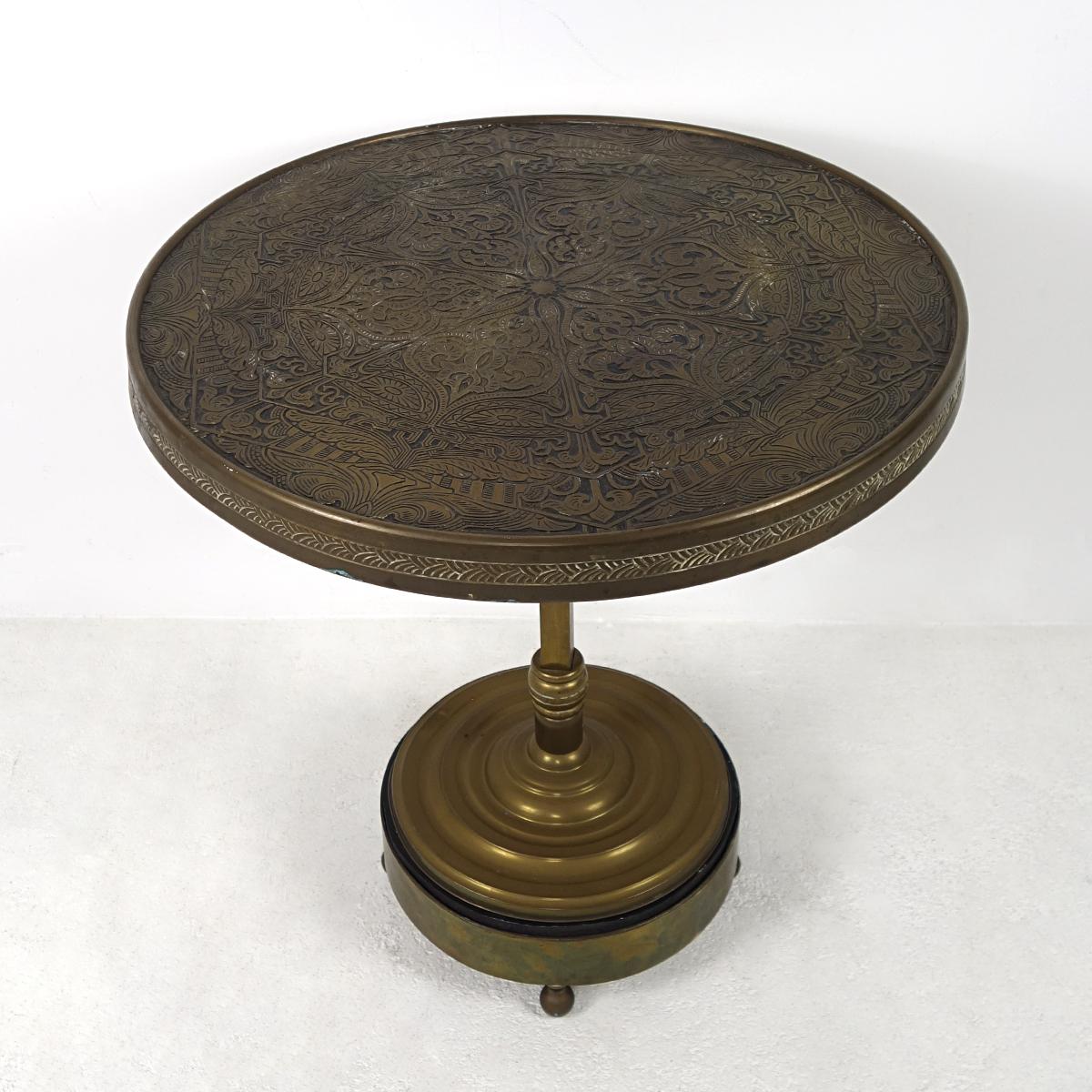 This round occasional table originates in Morocco and was hand made in the 19th century.
The table top is made of wood around which copper has been hammered. After that the top and the sim werd engraved with typical Moorish motives.
The round foot