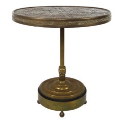 Table d'appoint marocaine ancienne avec plateau en cuivre martelé et gravé