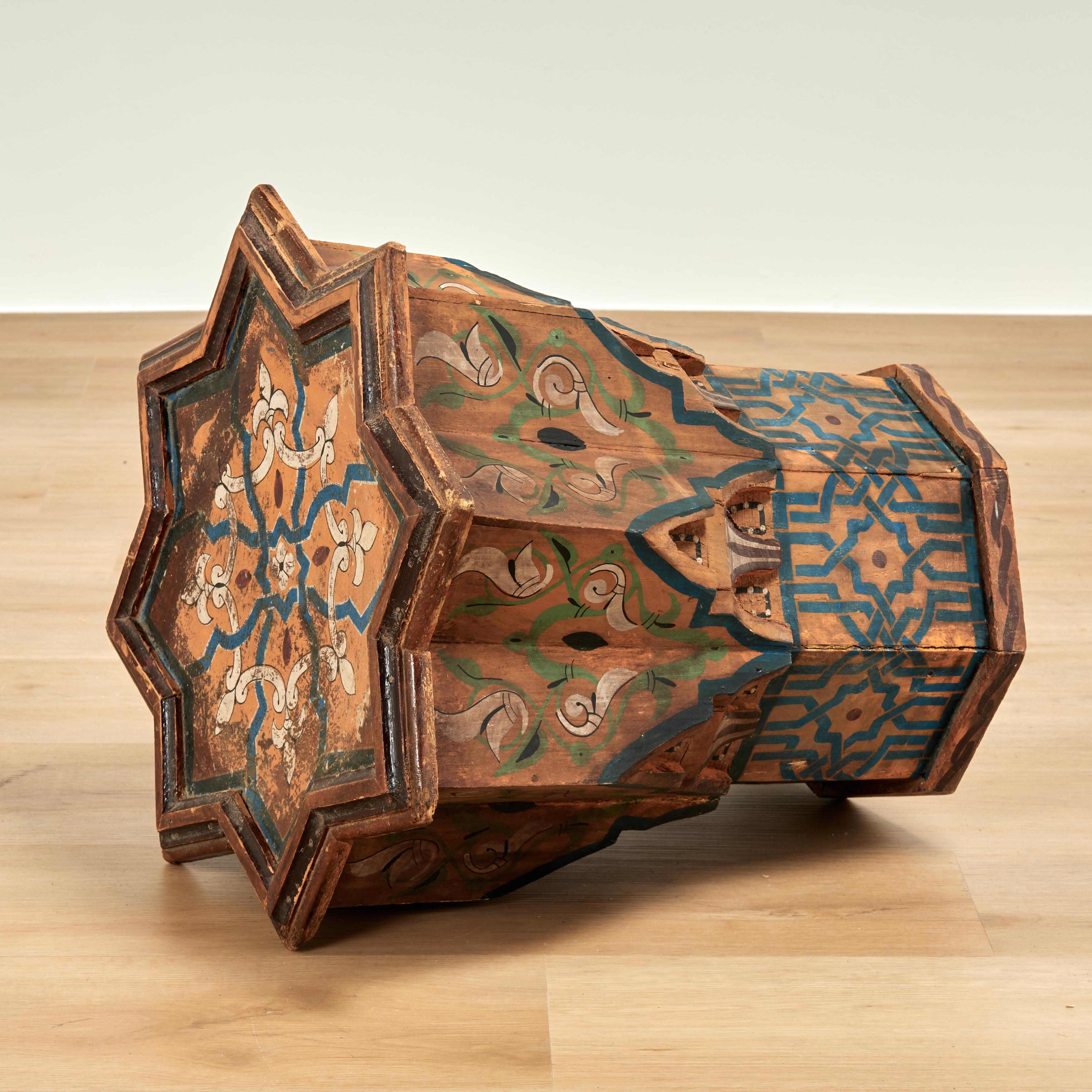 Antike marokkanische gemalt Stern Form Stand oder Tisch im Angebot 2