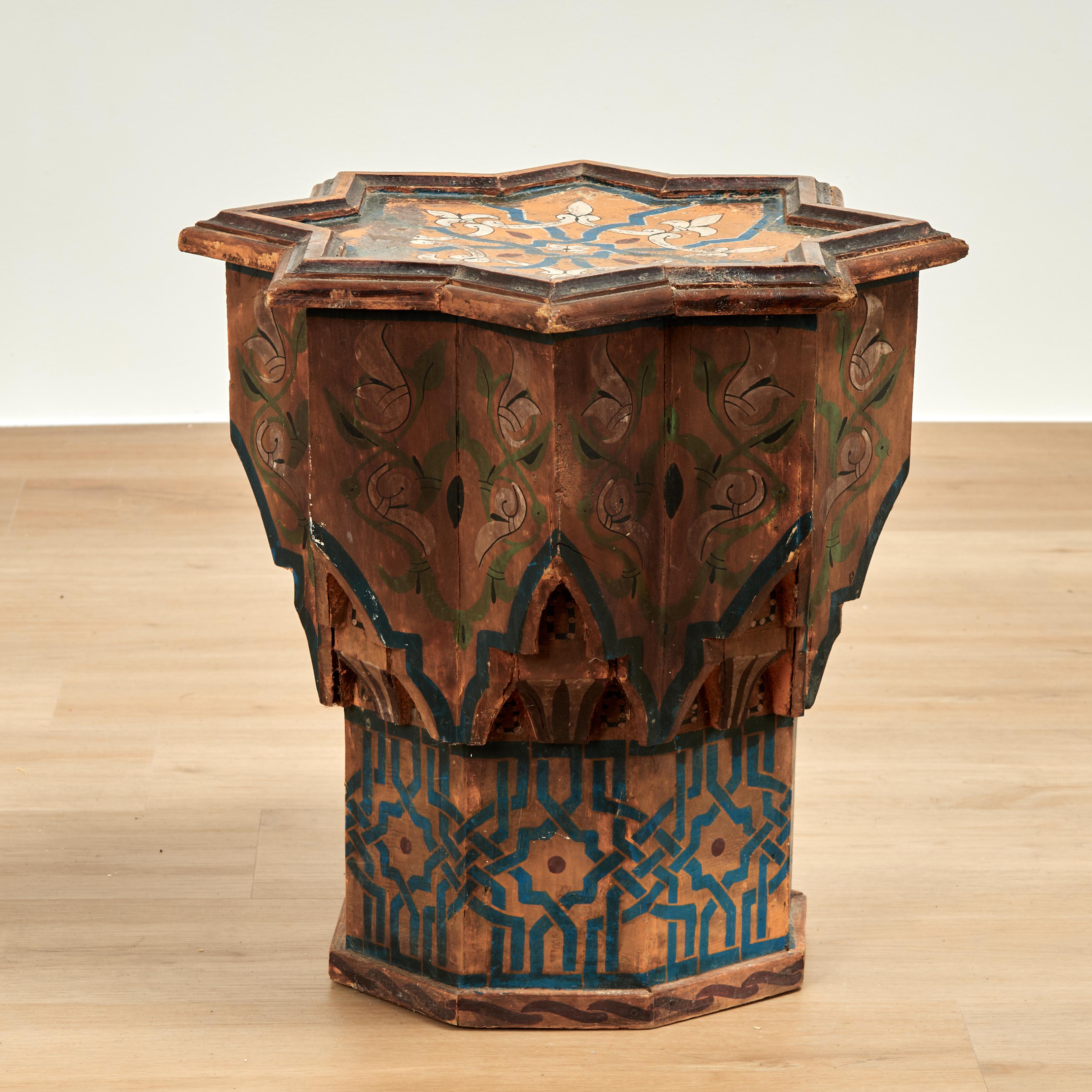 Antike marokkanische gemalt Stern Form Stand oder Tisch (Maurisch) im Angebot