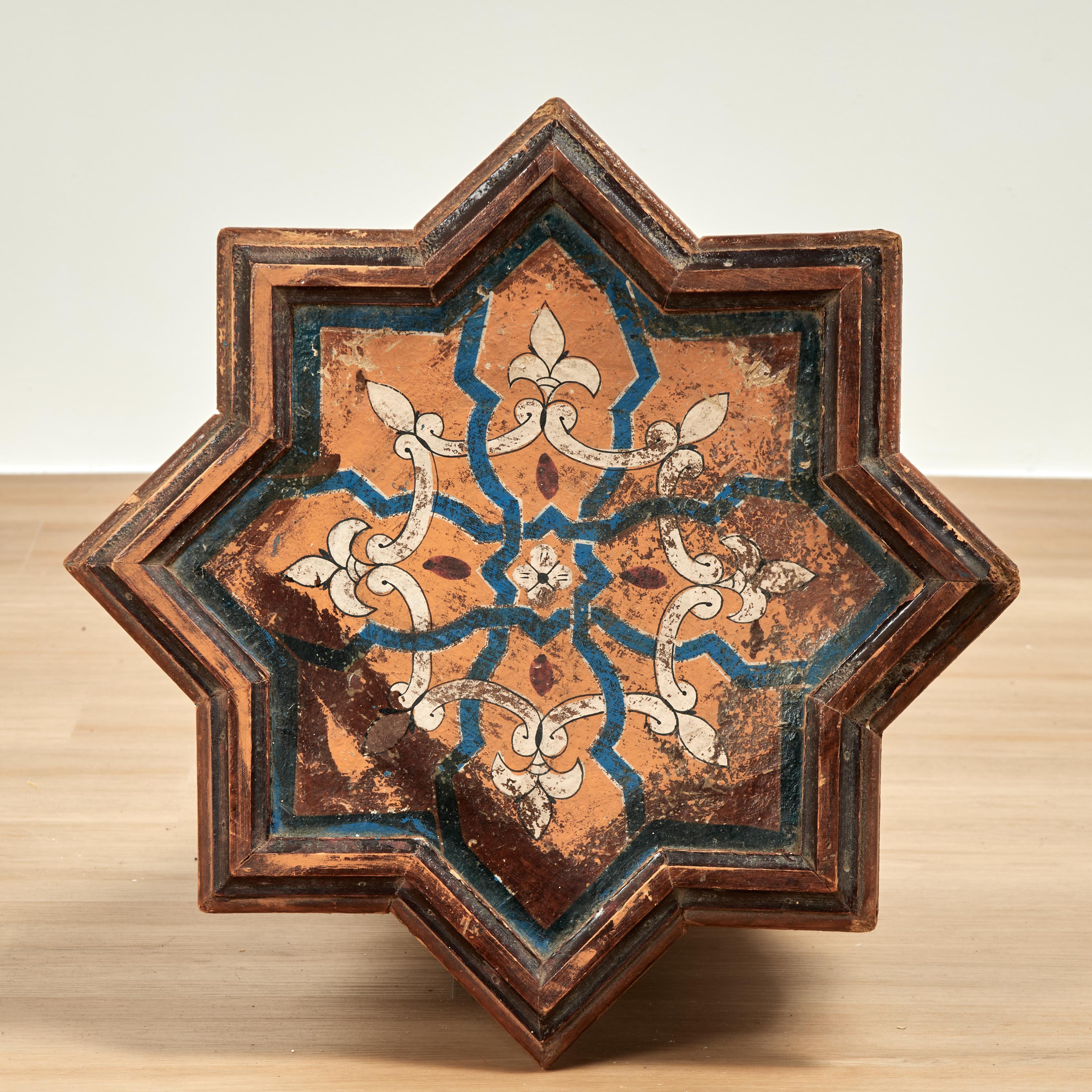 Antike marokkanische gemalt Stern Form Stand oder Tisch (Marokkanisch) im Angebot