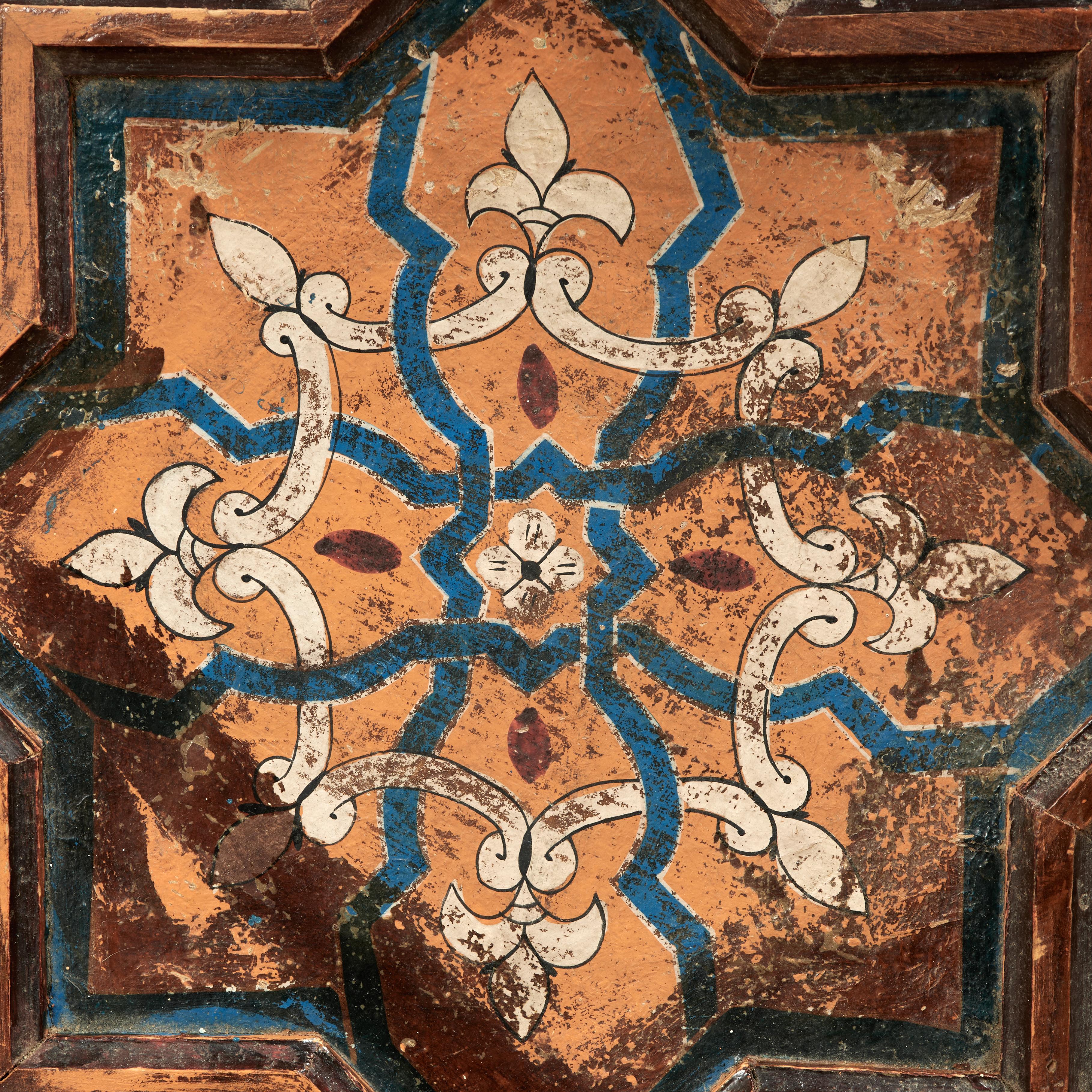 Antike marokkanische gemalt Stern Form Stand oder Tisch (Handgefertigt) im Angebot