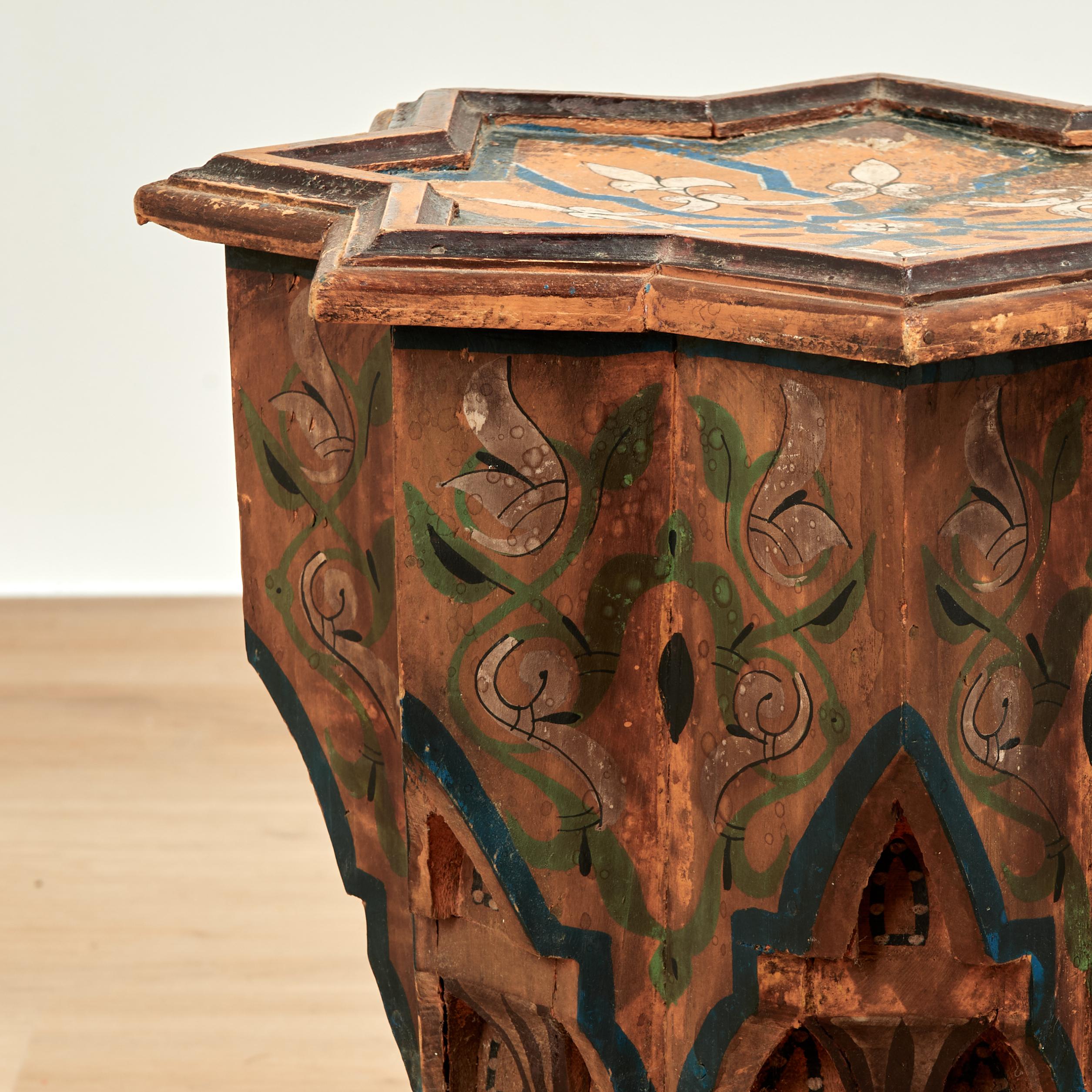 Antike marokkanische gemalt Stern Form Stand oder Tisch im Zustand „Gut“ im Angebot in Palm Beach, FL