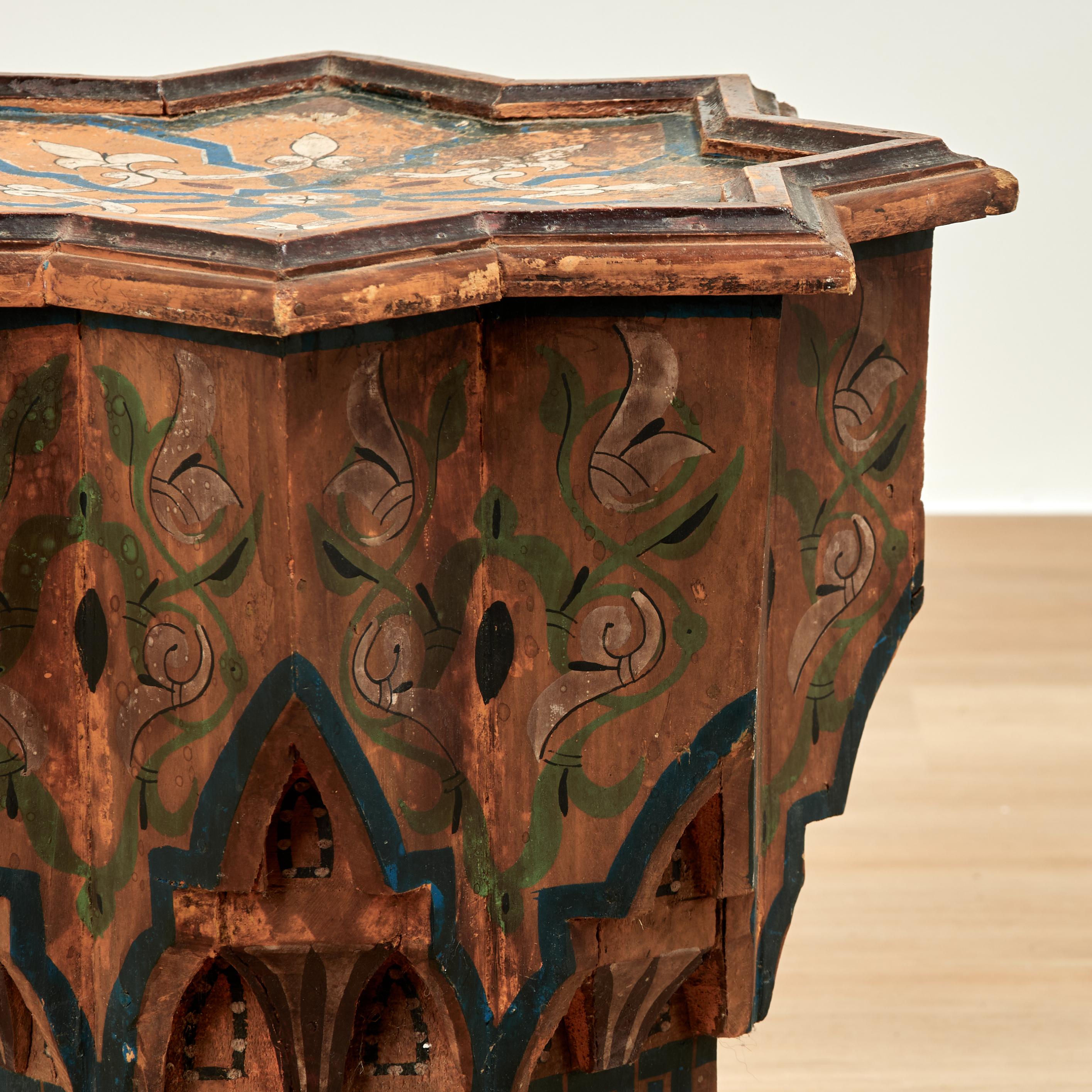 Antike marokkanische gemalt Stern Form Stand oder Tisch (20. Jahrhundert) im Angebot