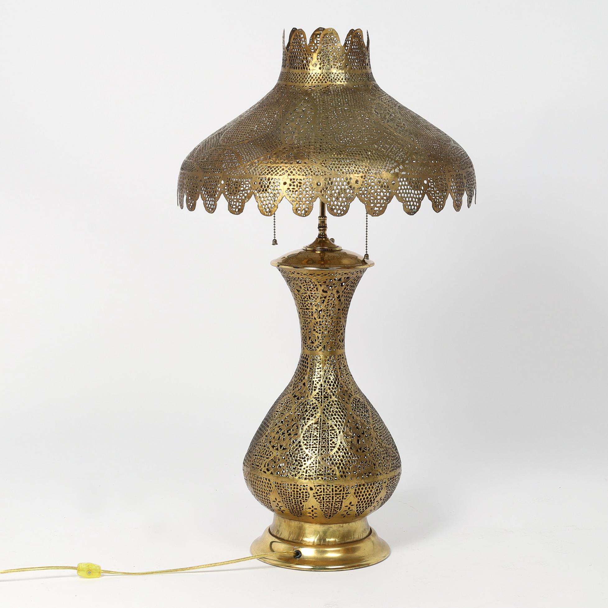 Bezaubernde antike marokkanische oder maurische Tischlampe, handgefertigt aus Messing mit dem originalen, mit geometrischen Mustern perforierten Schirm auf dem Sockel, der von innen durch perforierte geometrische und florale Muster beleuchtet wird.
