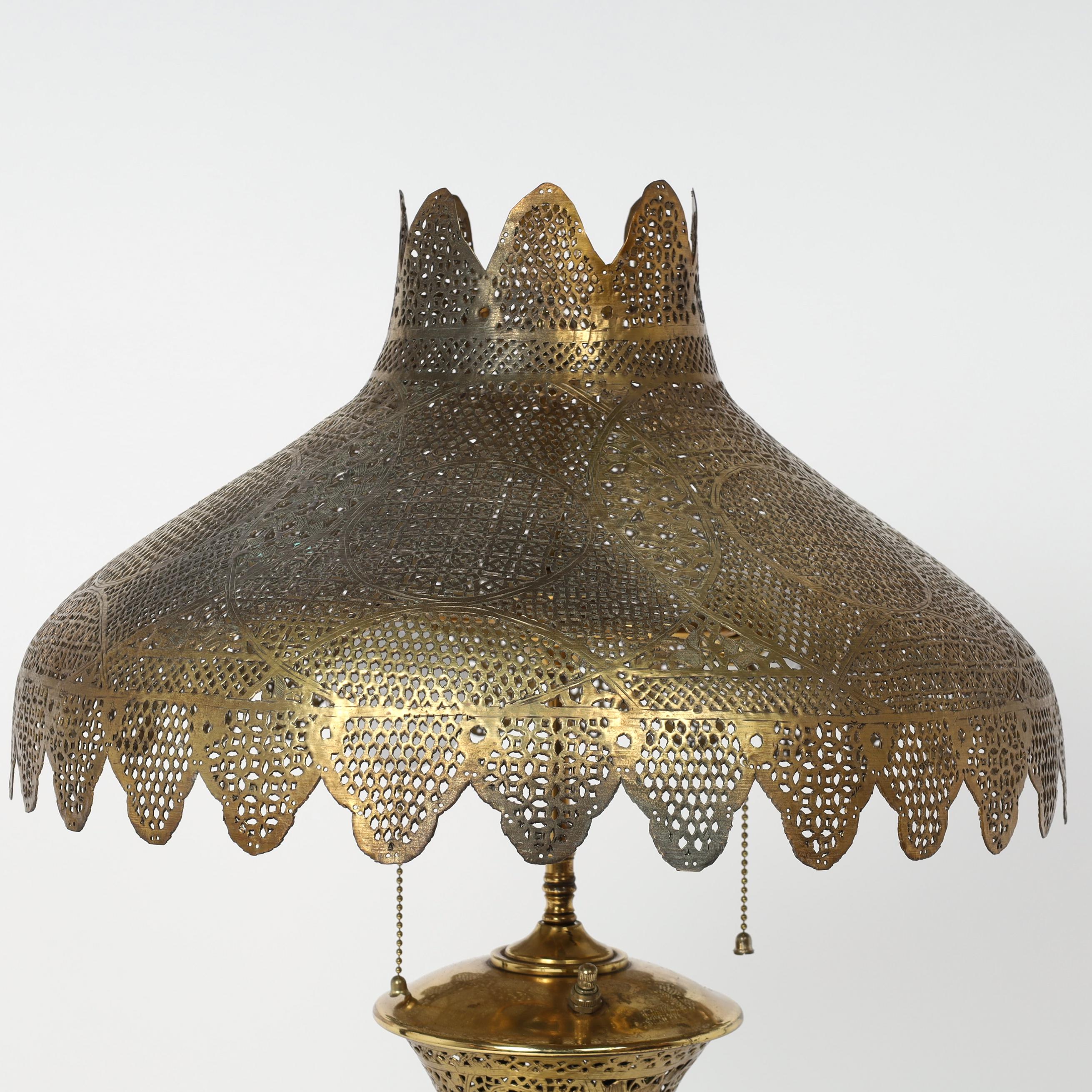 Antike marokkanische Tischlampe und Schirm aus perforiertem Messing (Maurisch) im Angebot
