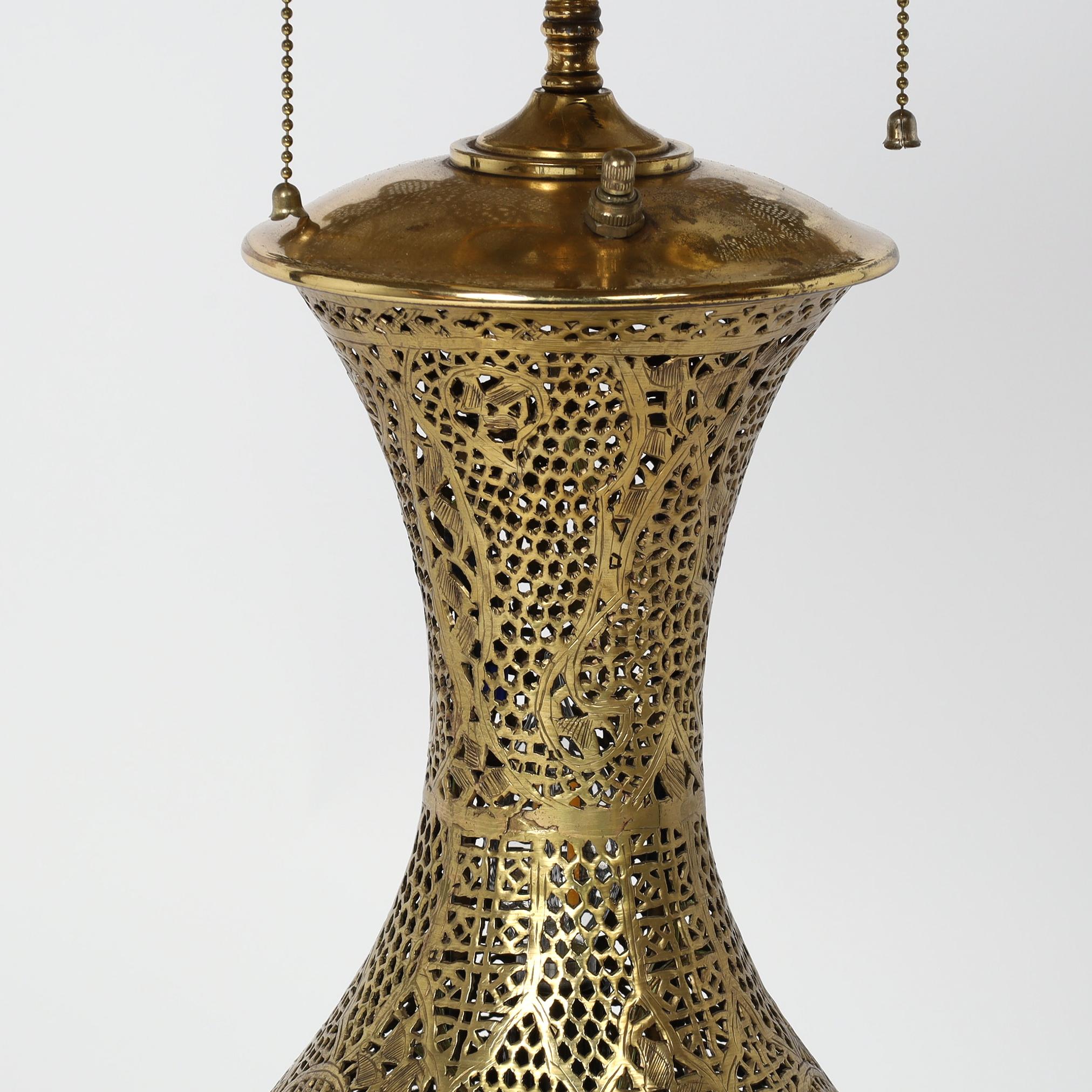Antike marokkanische Tischlampe und Schirm aus perforiertem Messing im Zustand „Gut“ im Angebot in Palm Beach, FL