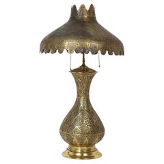 Antica lampada da tavolo marocchina in ottone traforato e paralume